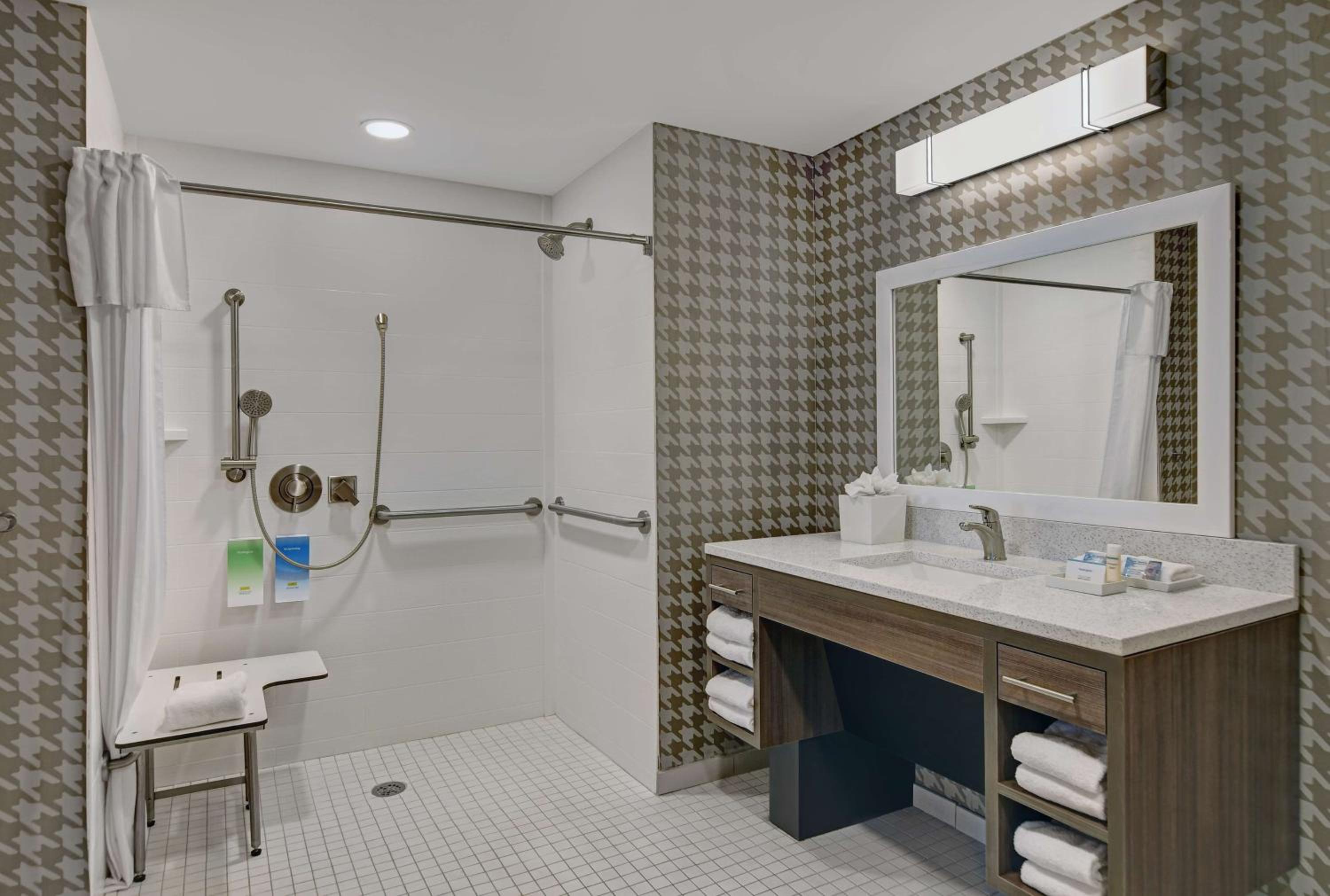 King Suite with Roll-In Shower - Mobility and Hearing Access/Non-Smoking photo 2
