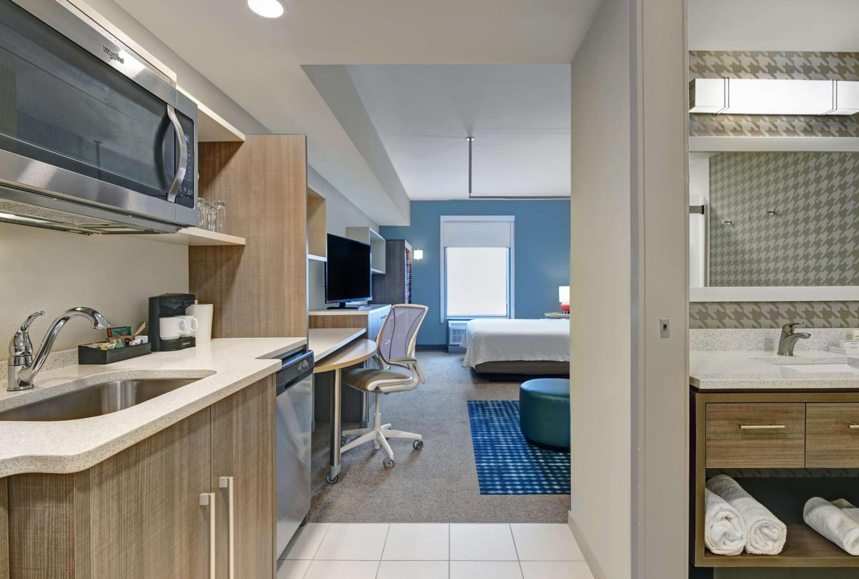 King Suite - Mobility and Hearing Access/Non-Smoking photo 1
