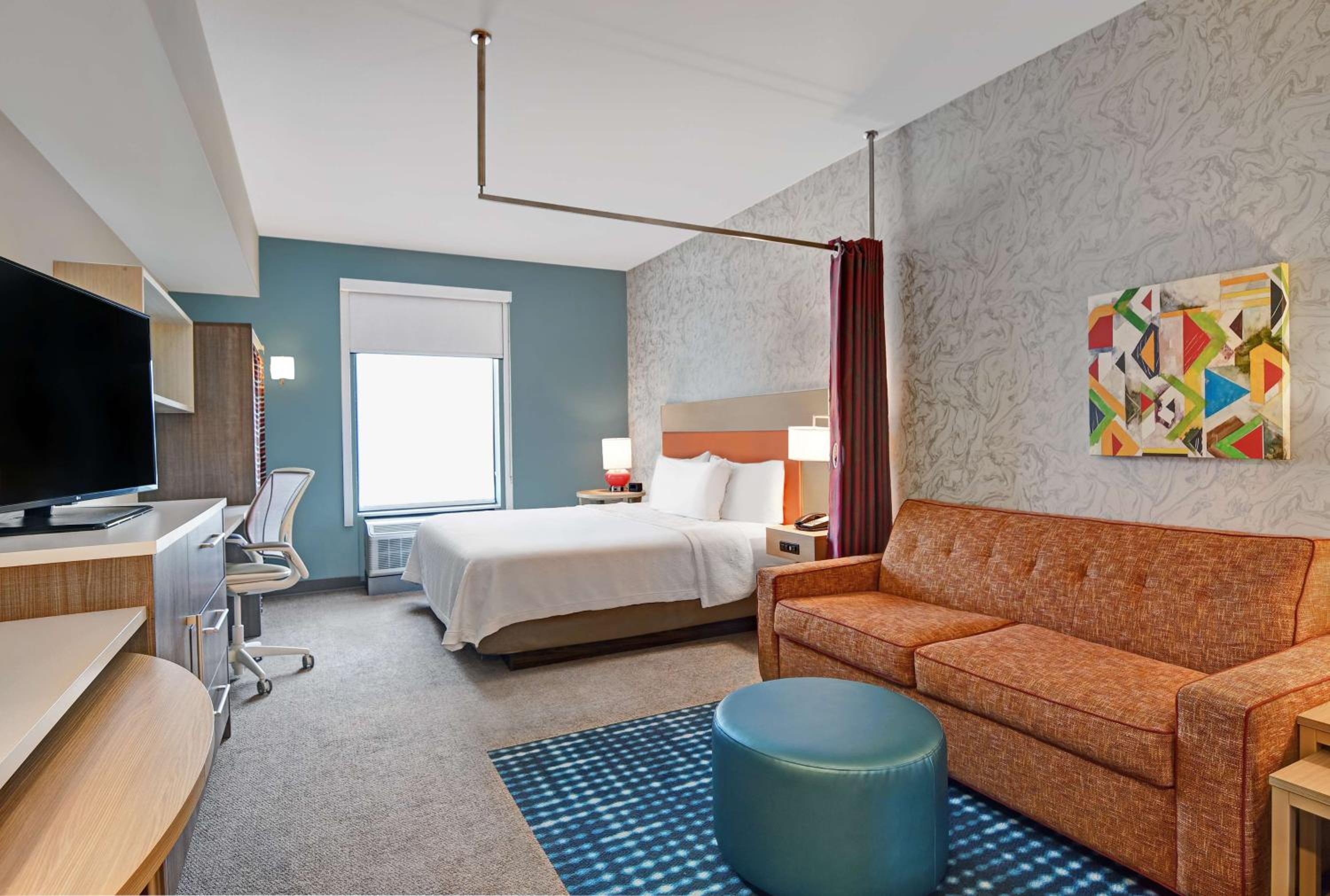 King Suite with Roll-In Shower - Mobility and Hearing Access/Non-Smoking photo 3