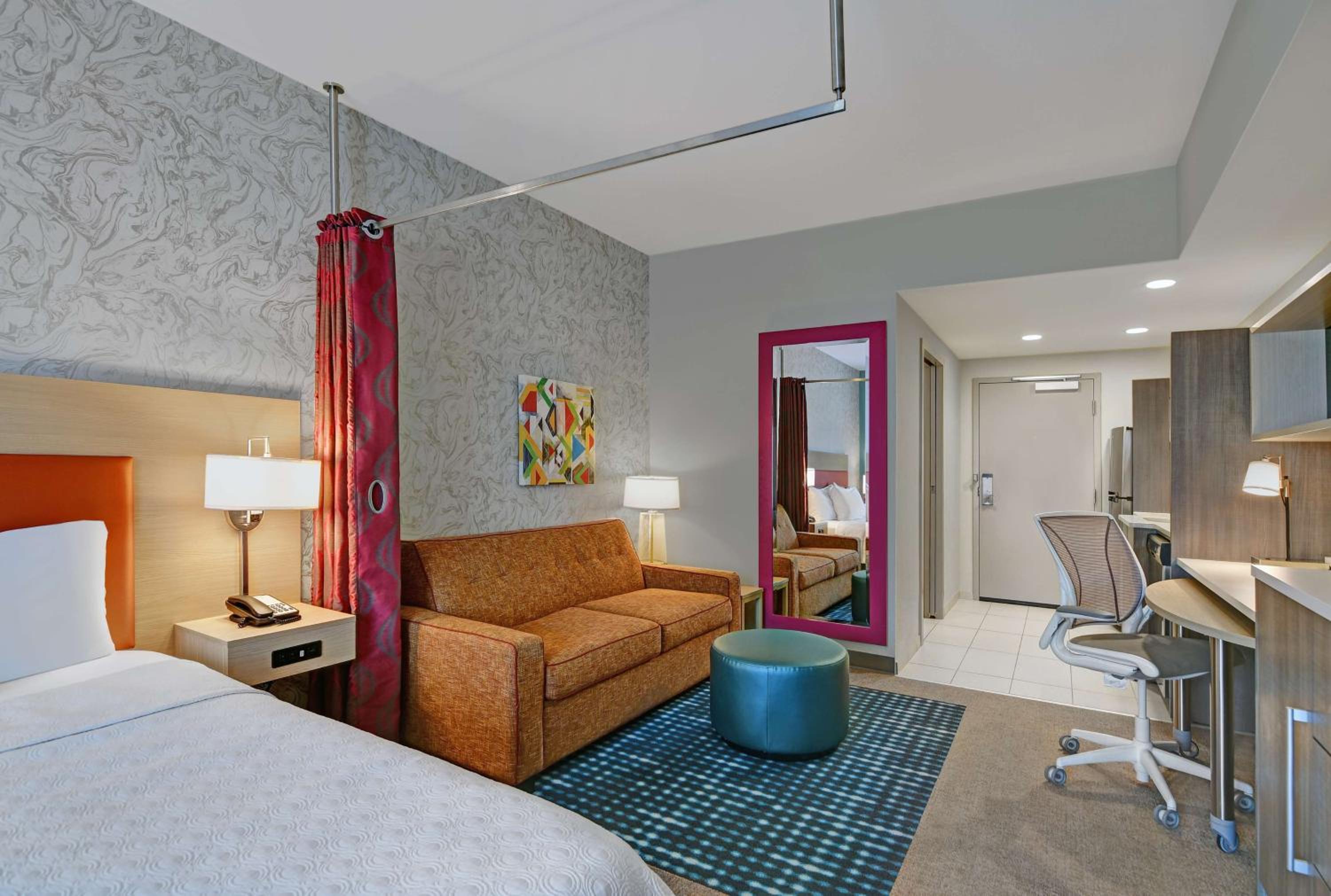 King Suite - Mobility and Hearing Access/Non-Smoking photo 3