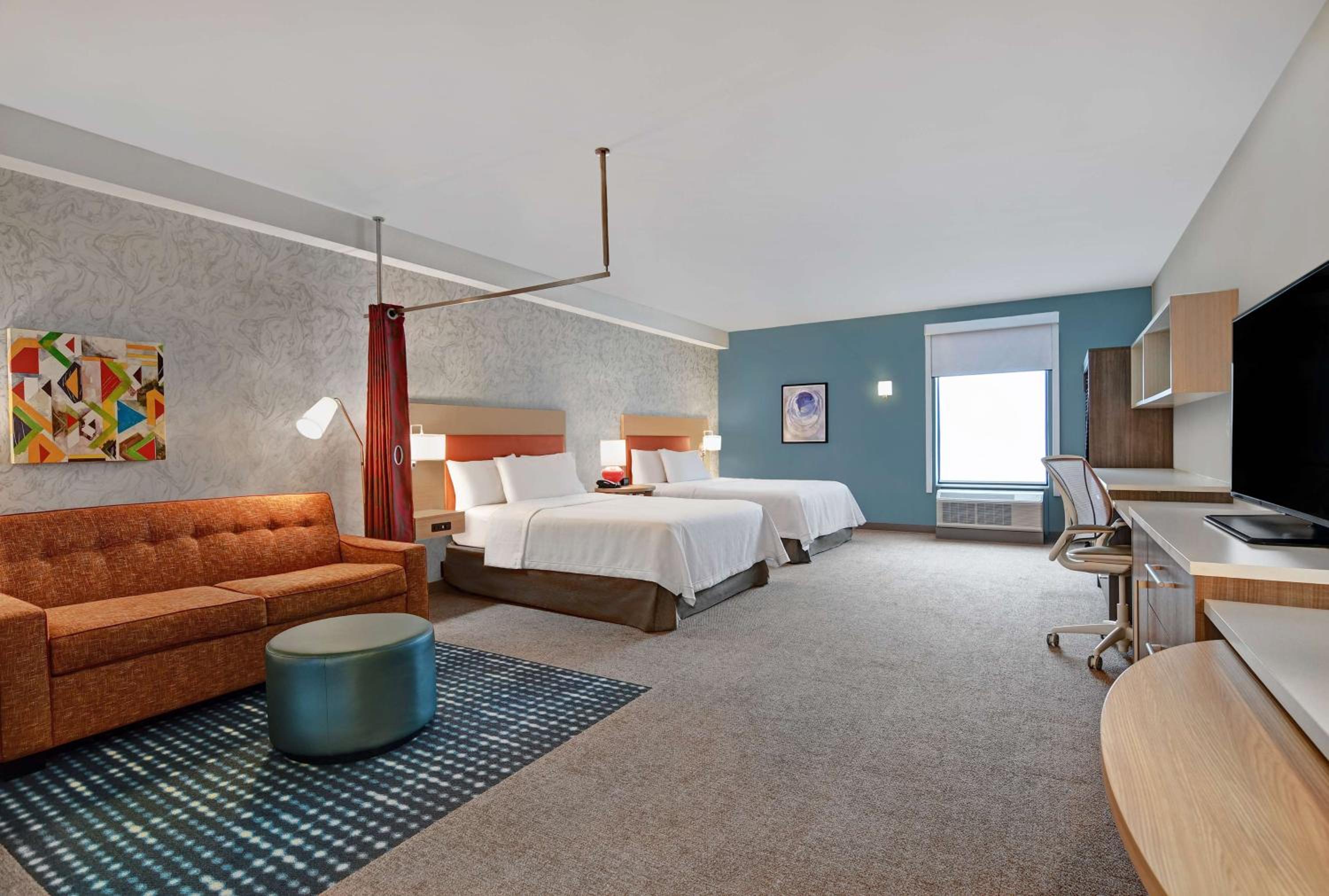 Queen Studio with Two Queen Beds - Non-Smoking photo 2