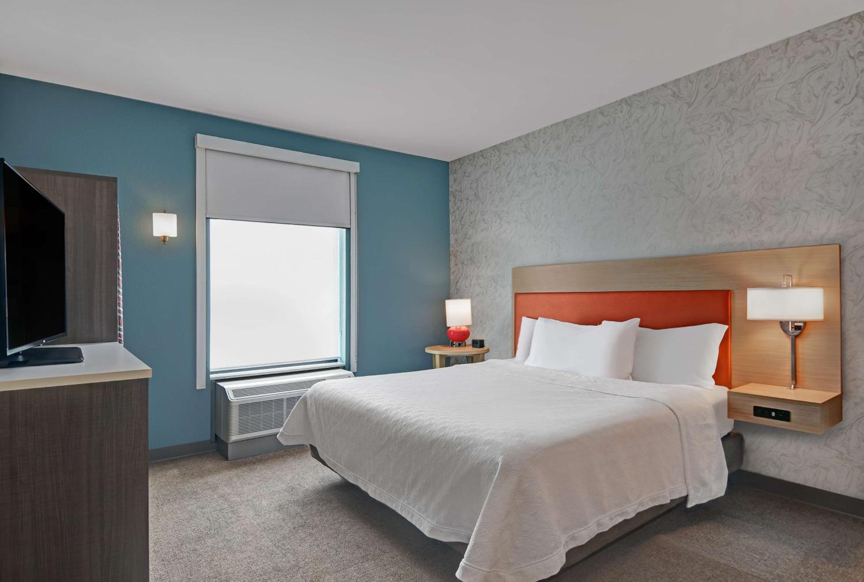 King Suite - Mobility and Hearing Access/Non-Smoking photo 2
