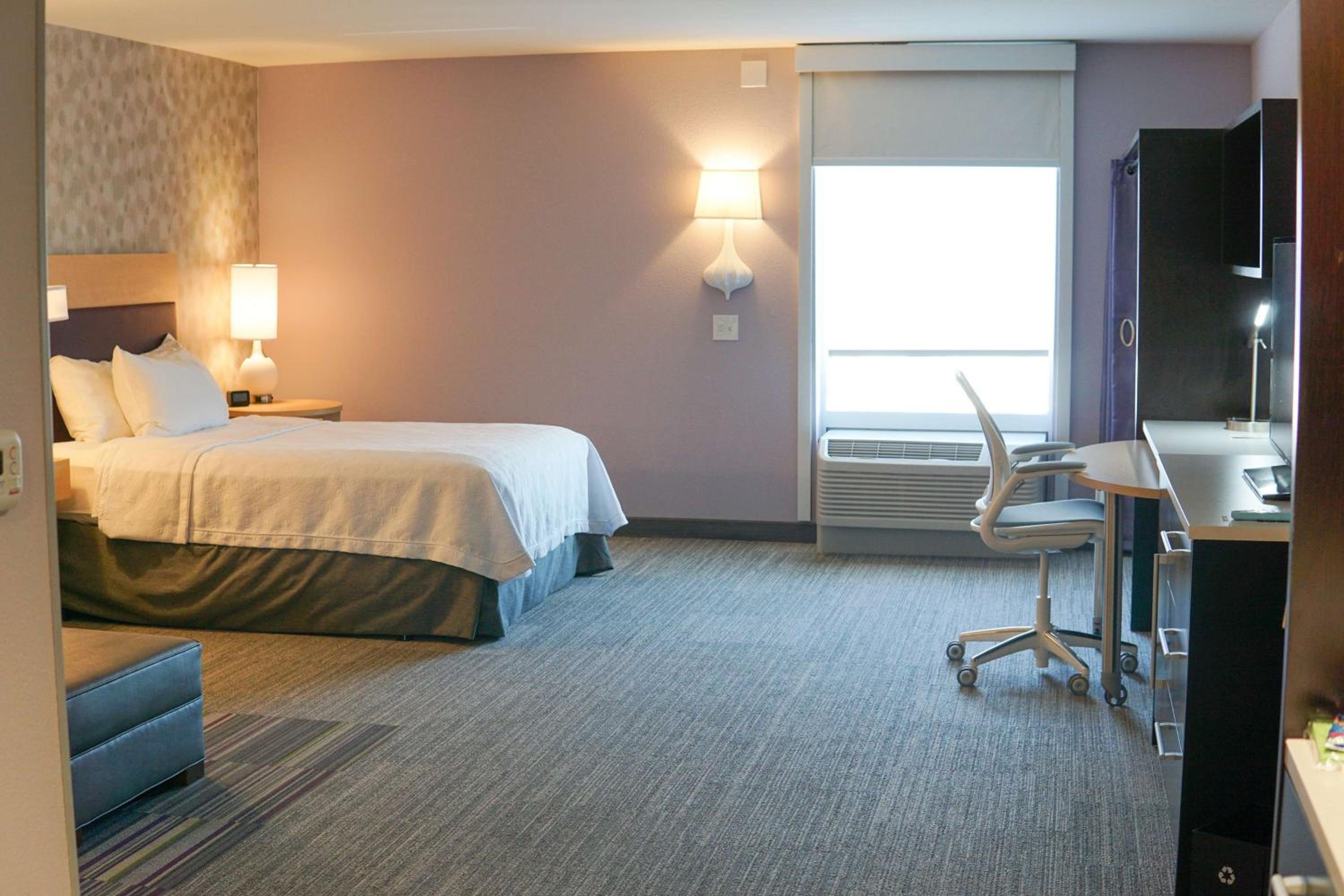 Queen Studio with Two Queen Beds - Non-Smoking photo 3
