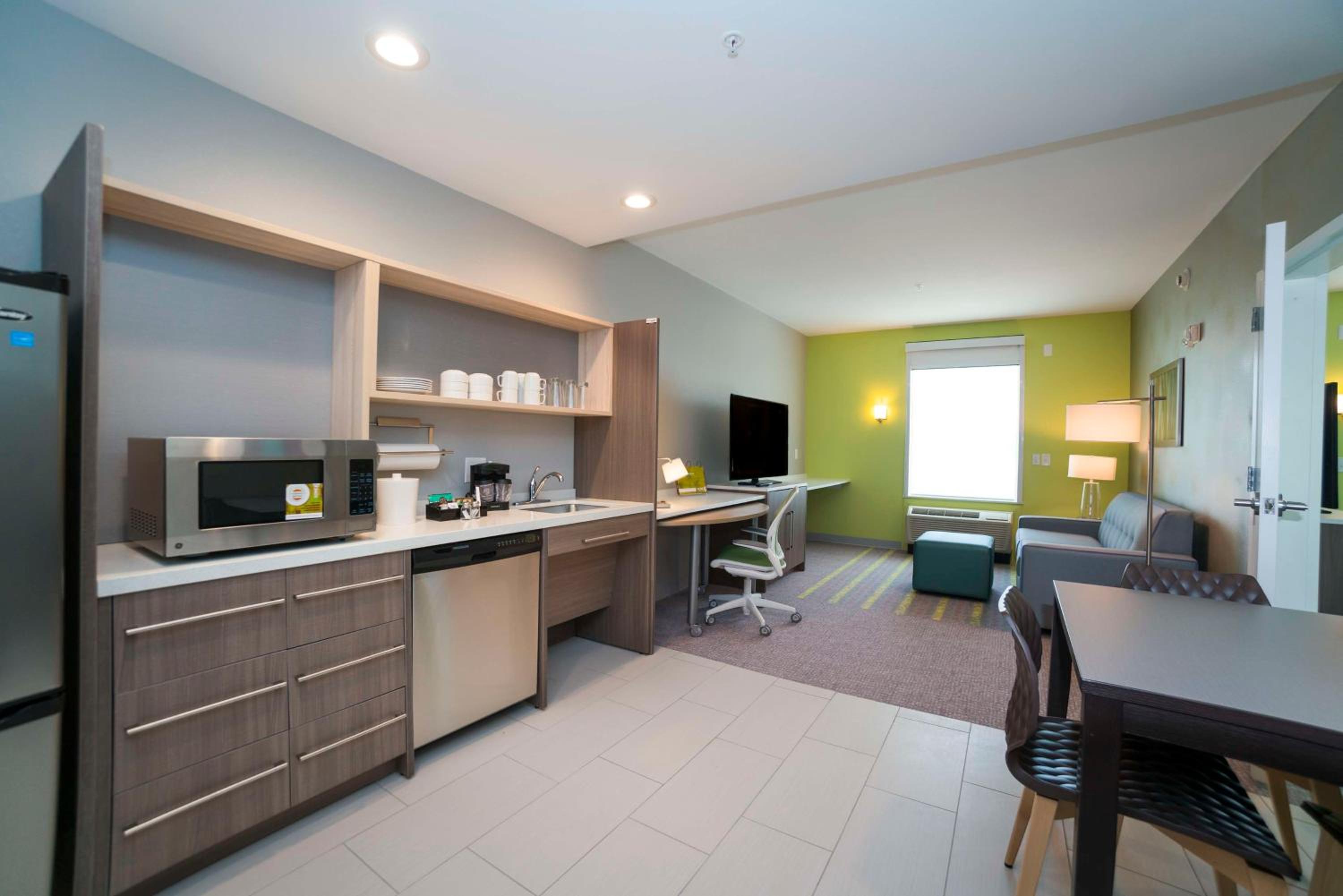 King Suite - Mobility and Hearing Access/Non-Smoking photo 3