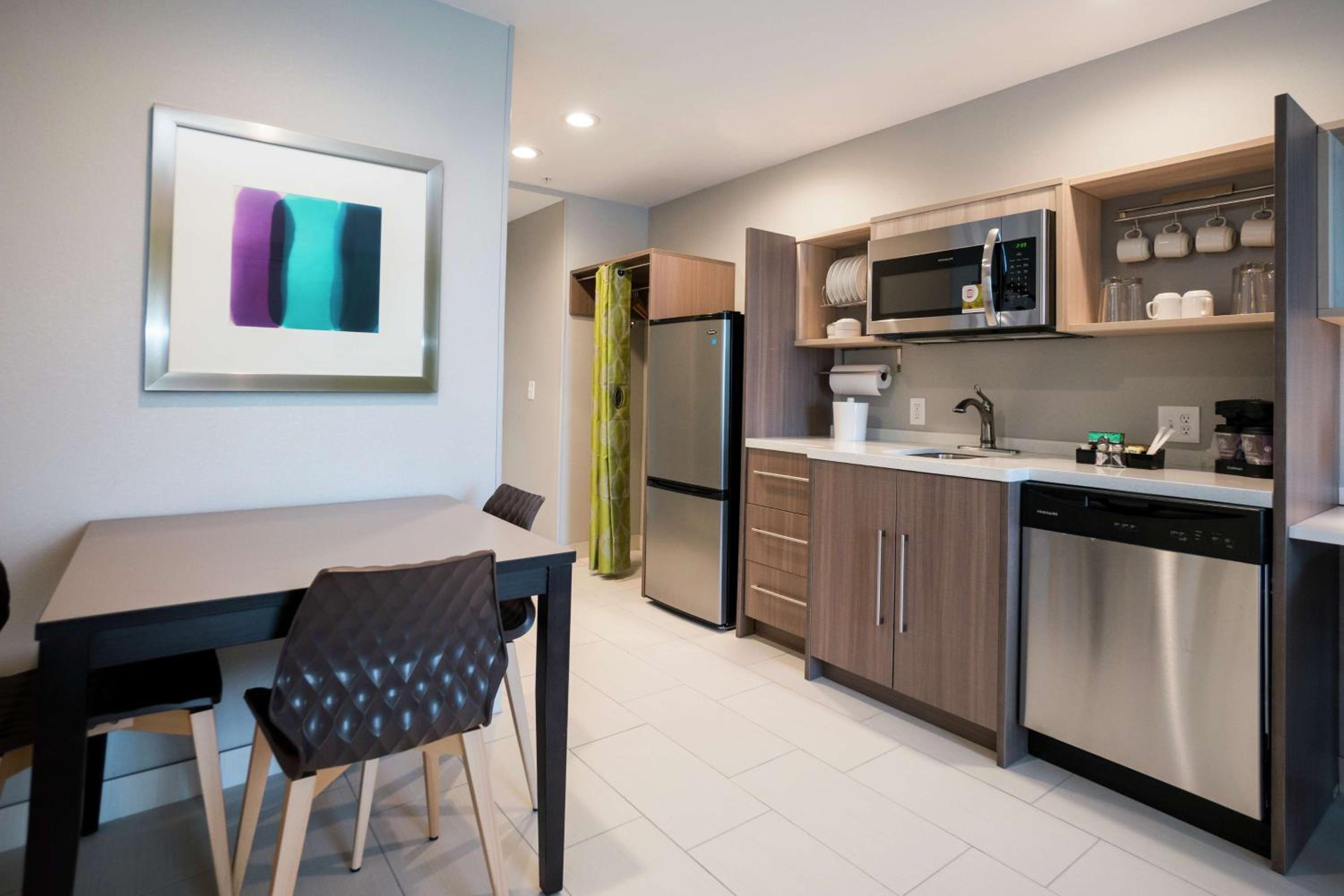 One-Bedroom King Suite - Non-Smoking photo 2