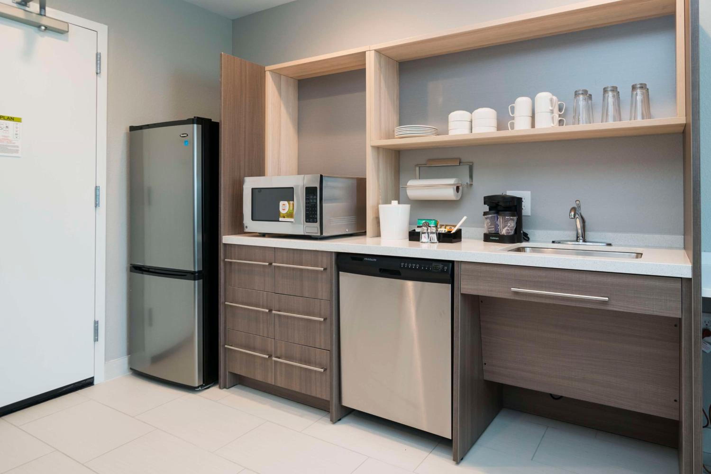 King Suite - Mobility and Hearing Access/Non-Smoking photo 2