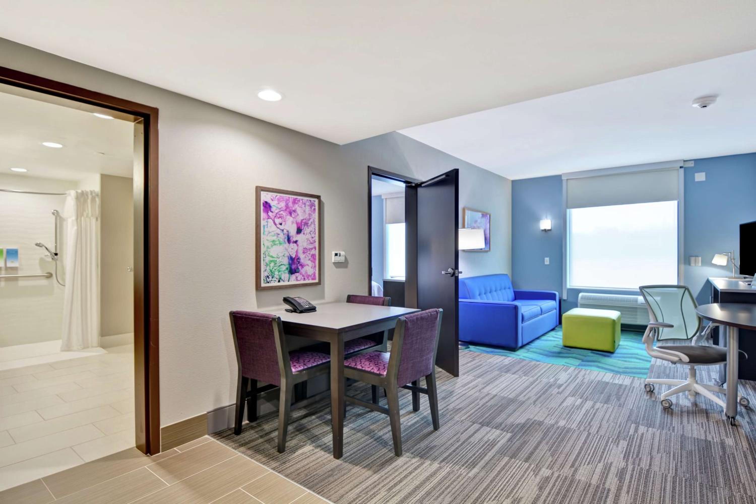 King Suite with Roll-In Shower - Non Smoking - Photo 3