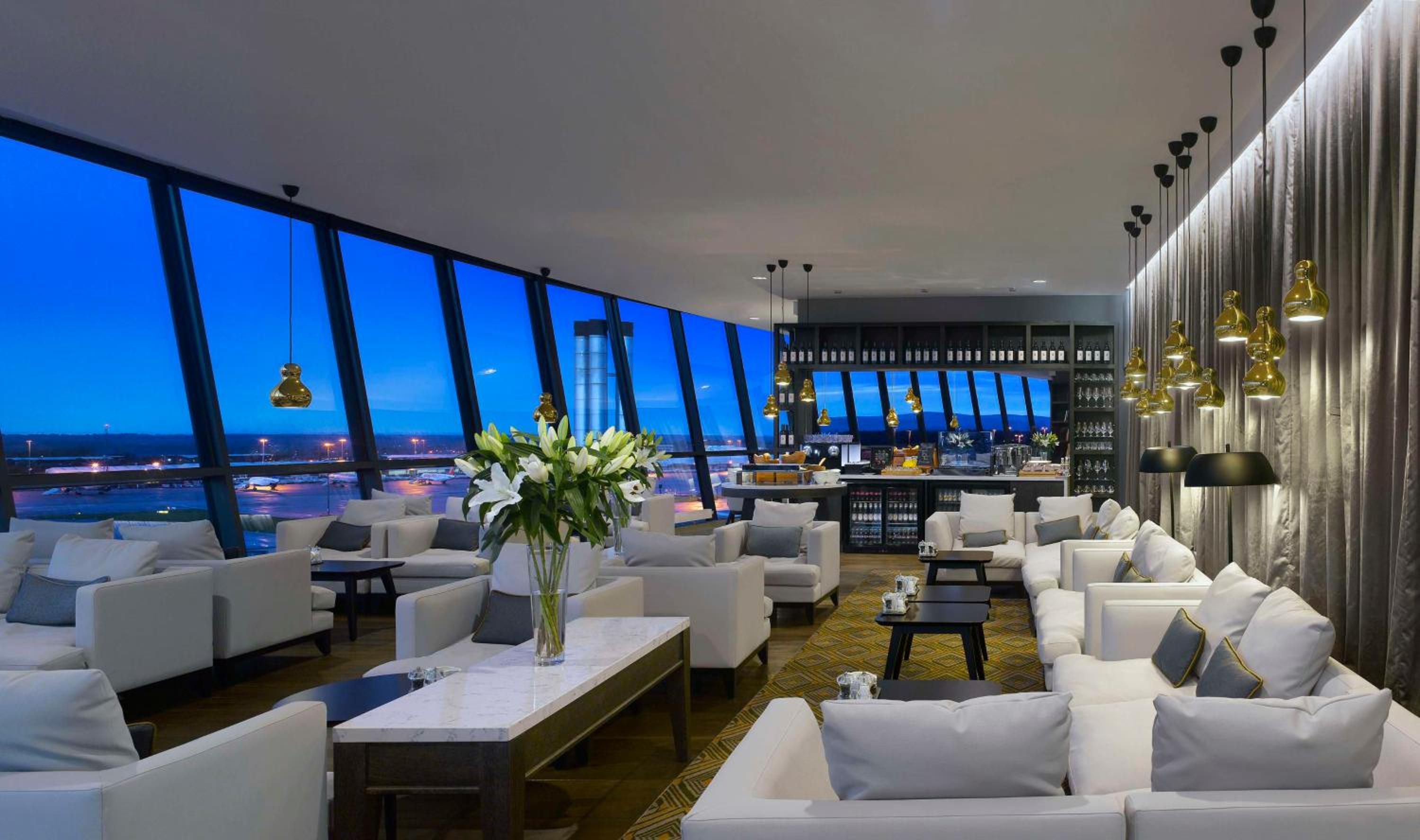 Executive Suite with Lounge Access - Photo 9