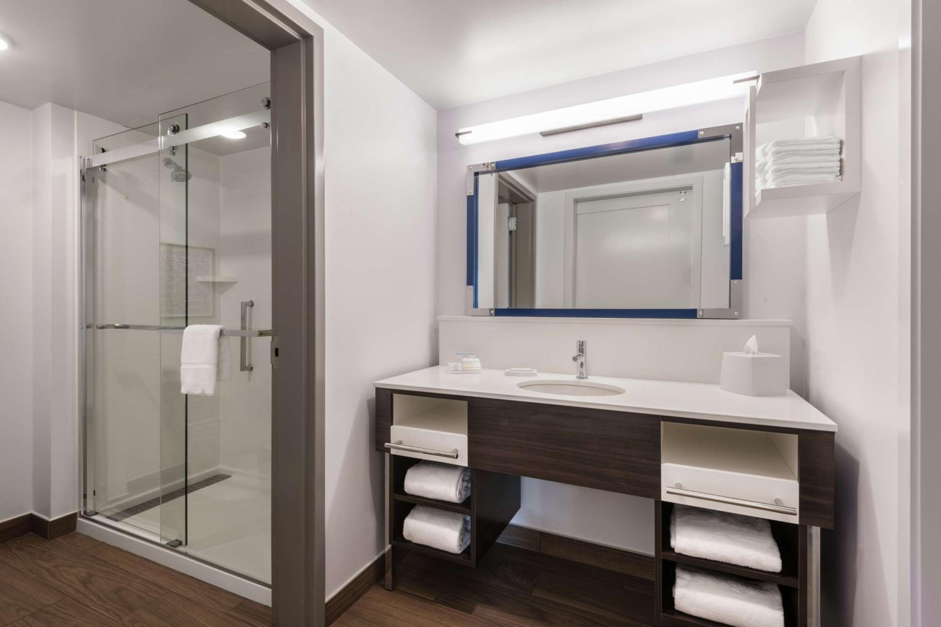 King Suite with Wet Bar - Photo 3