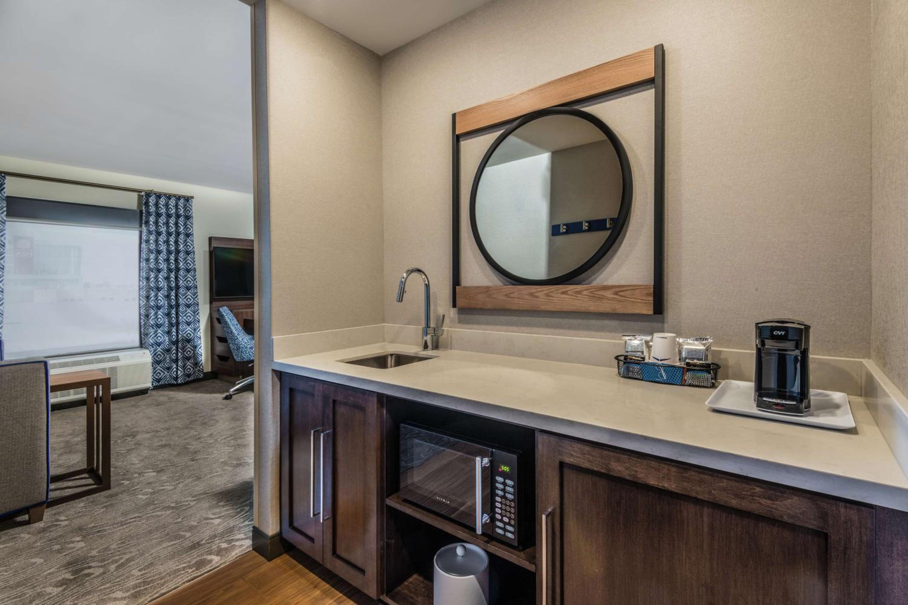 King Suite with Wet Bar - Photo 4