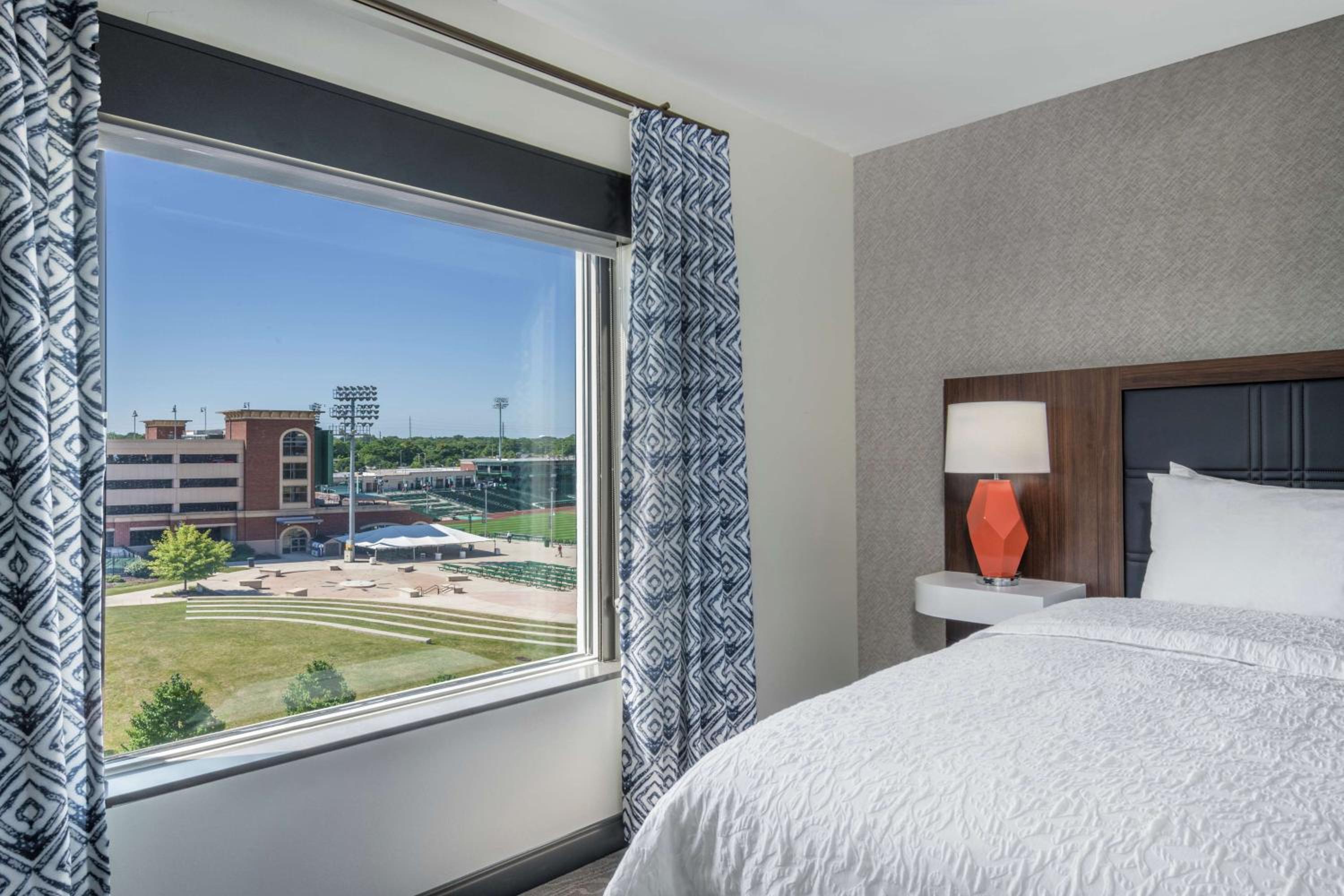 King Suite with Ball Park View and Wet Bar - Photo 3