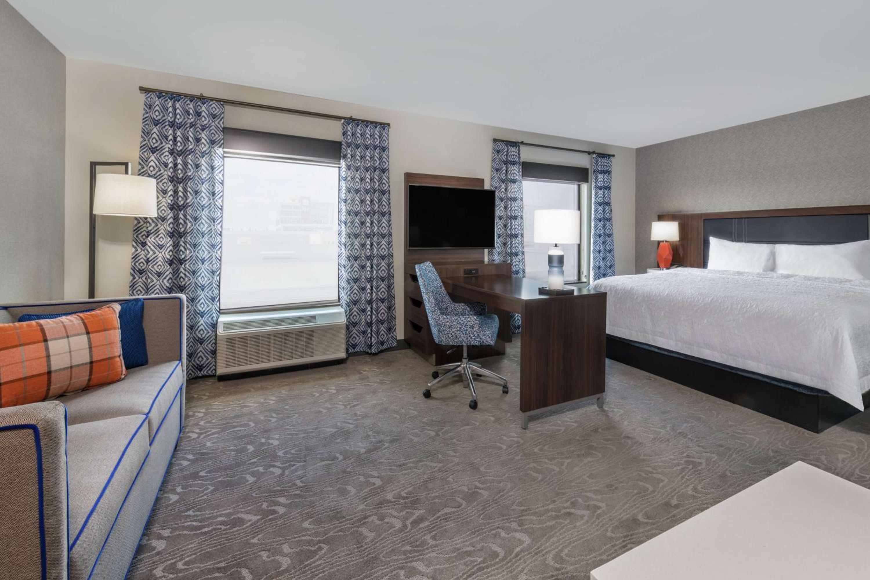 King Suite with Wet Bar - Photo 2