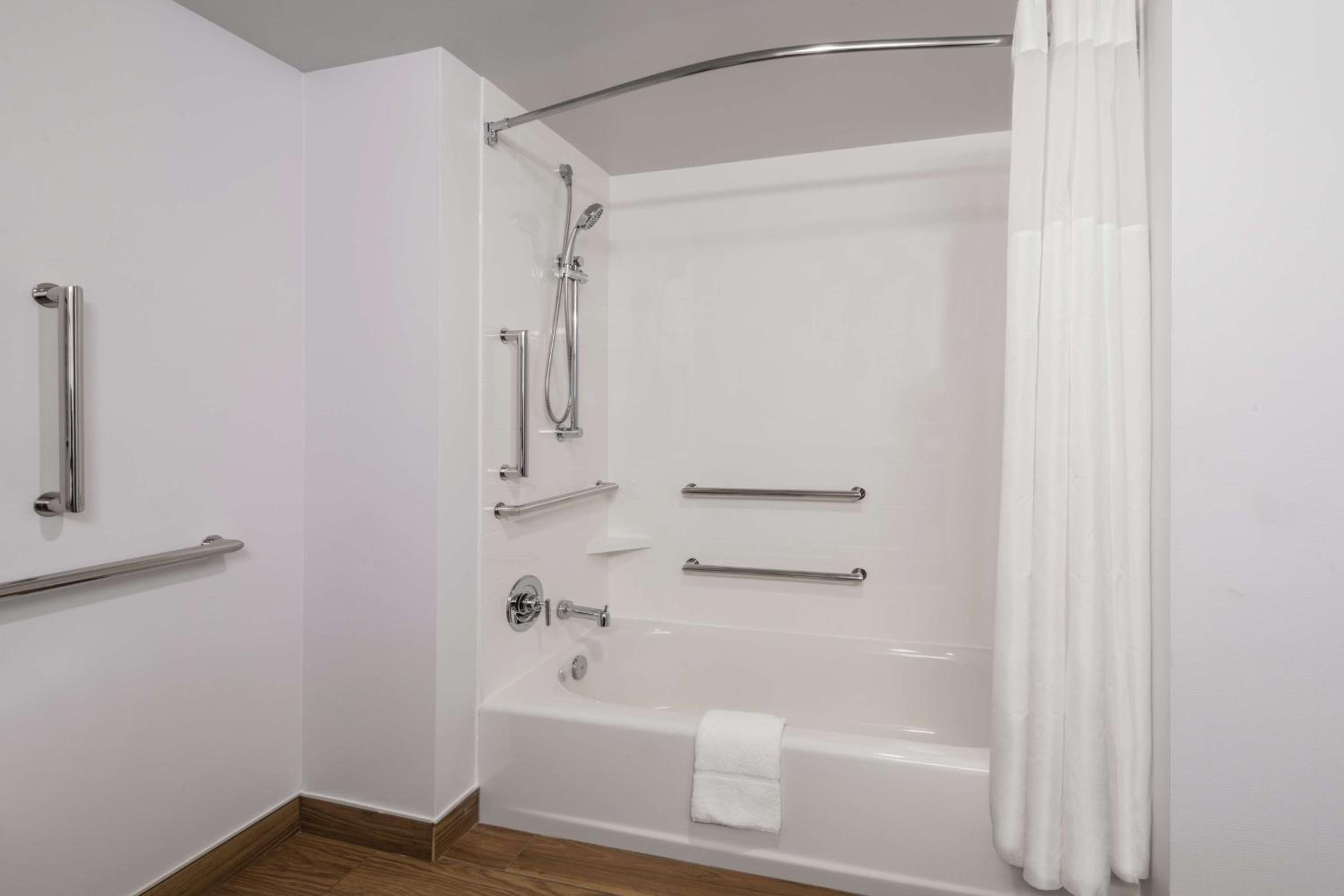 King Room with Bath Tub - Mobility and Hearing Access - Photo 2
