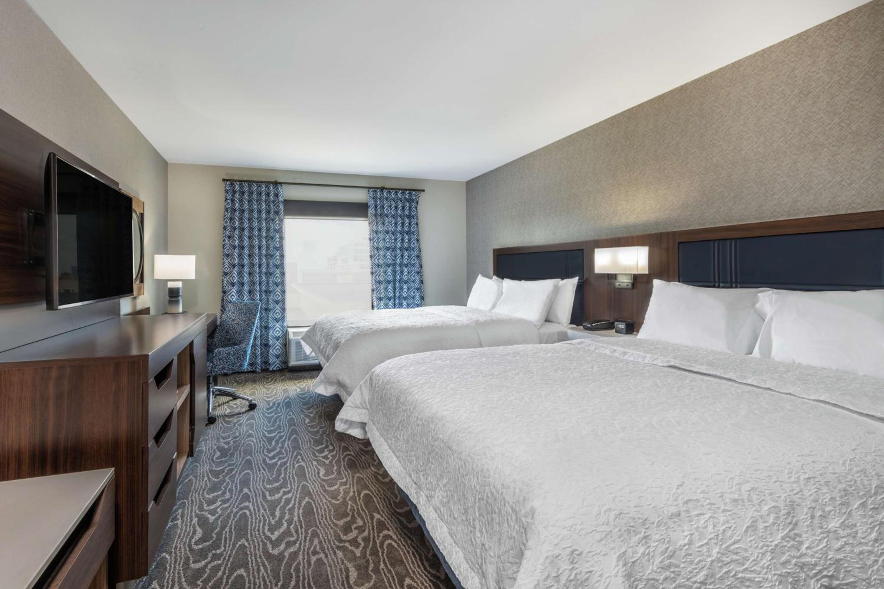 Queen Room with Two Queen Beds - Photo 3