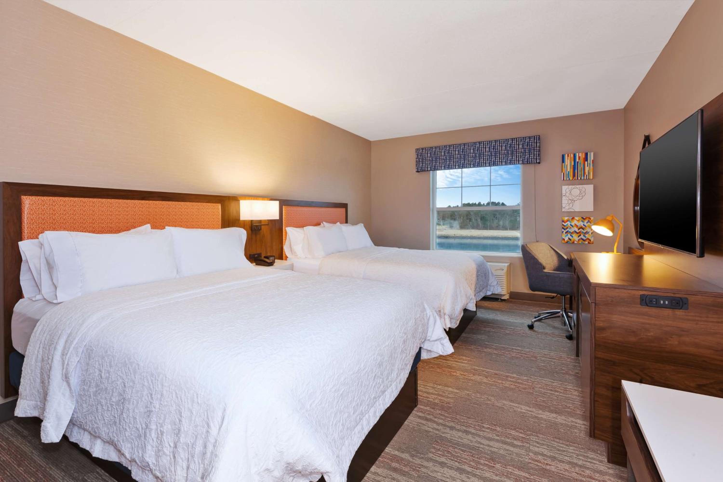 Queen Room with Two Queen Beds and Water View - Non-Smoking - Photo 1