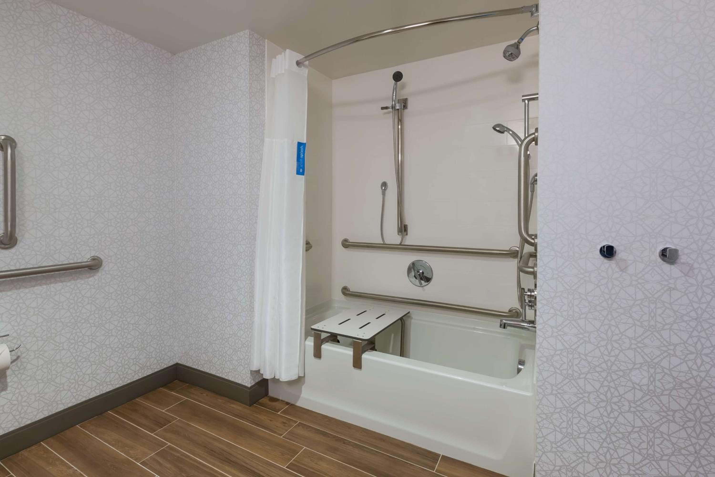 Queen Room with Two Queen Beds - Mobility and Hearing Access/Non-Smoking - Photo 2