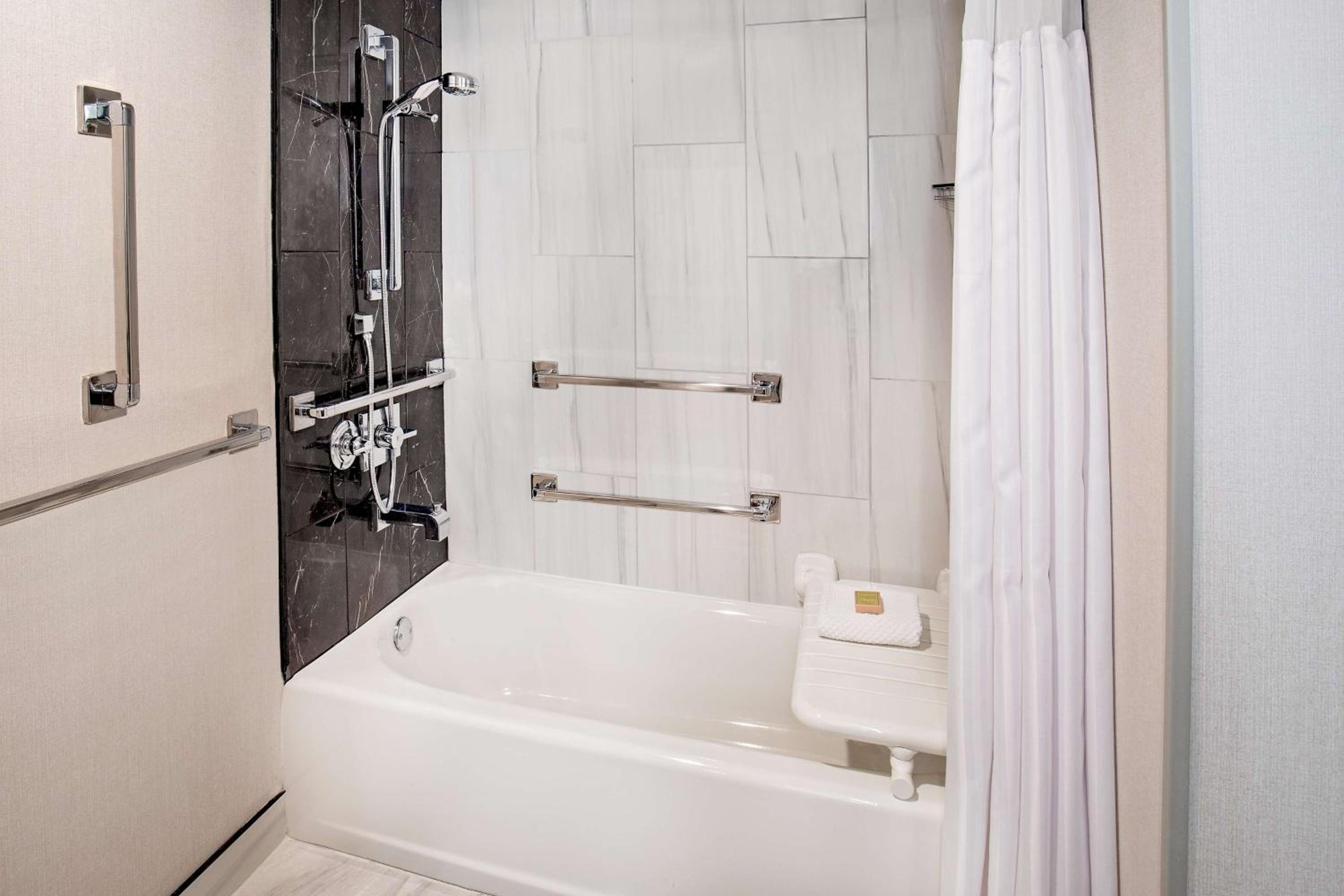 King Room with Bath Tub - Mobility and Hearing Access/Non-Smoking - Photo 1