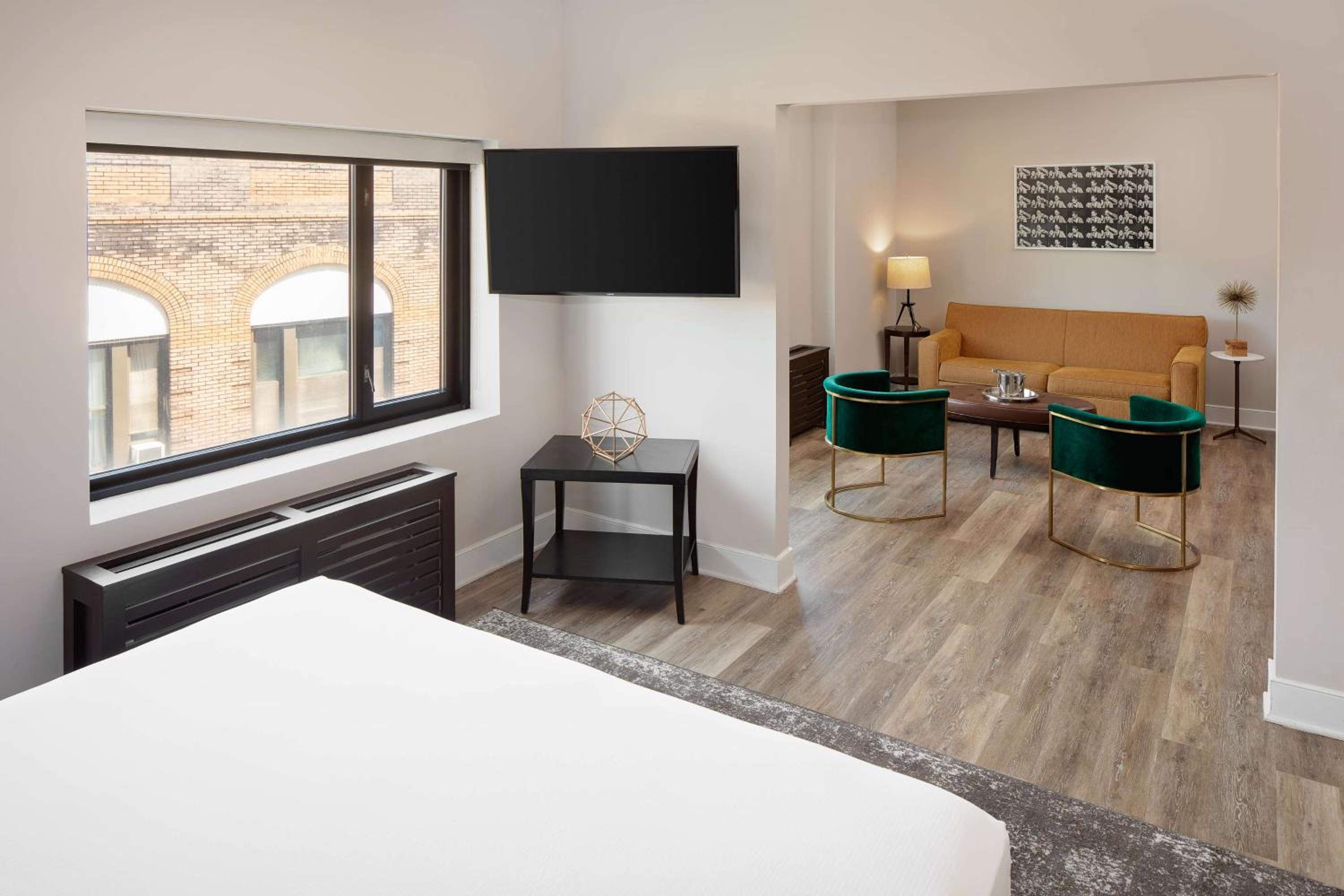 Tesla King Suite photo 3