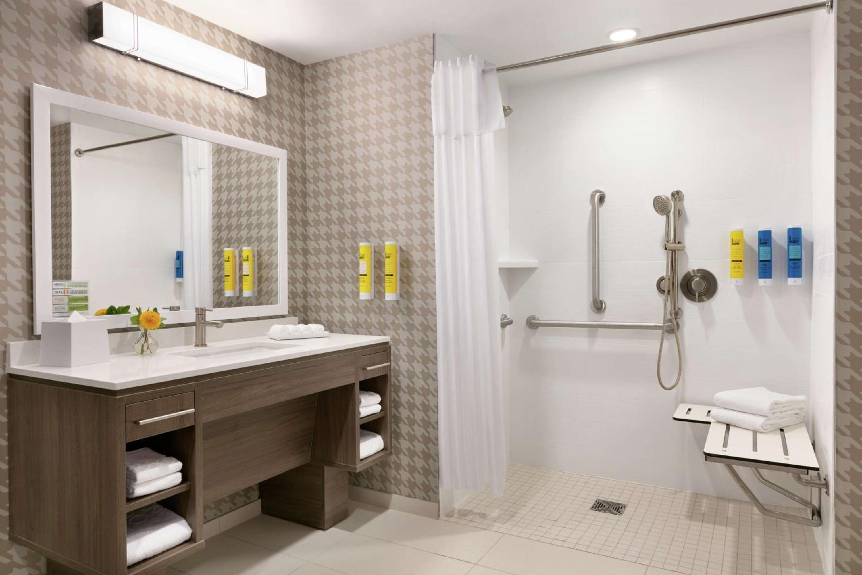 King Suite with Roll-In Shower - Non Smoking - Photo 3
