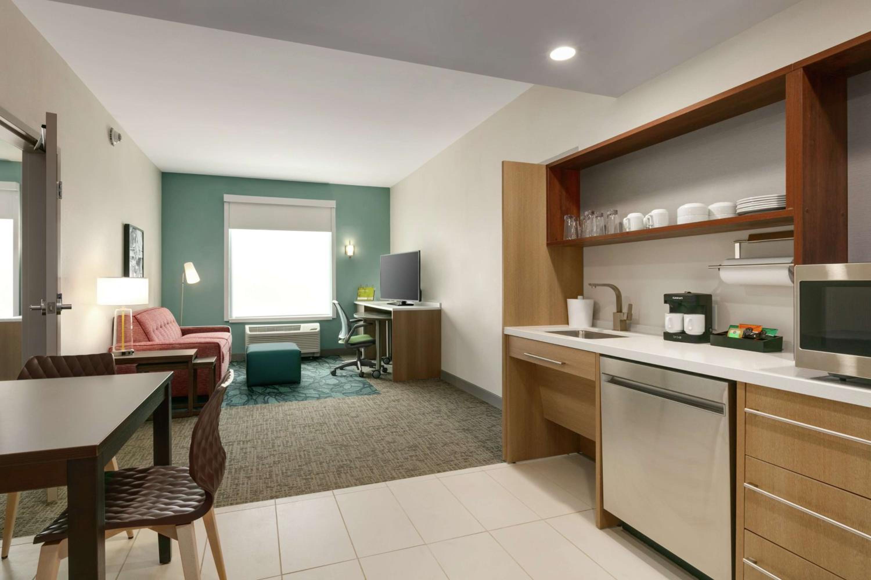 King Suite with Roll-In Shower - Non Smoking - Photo 1