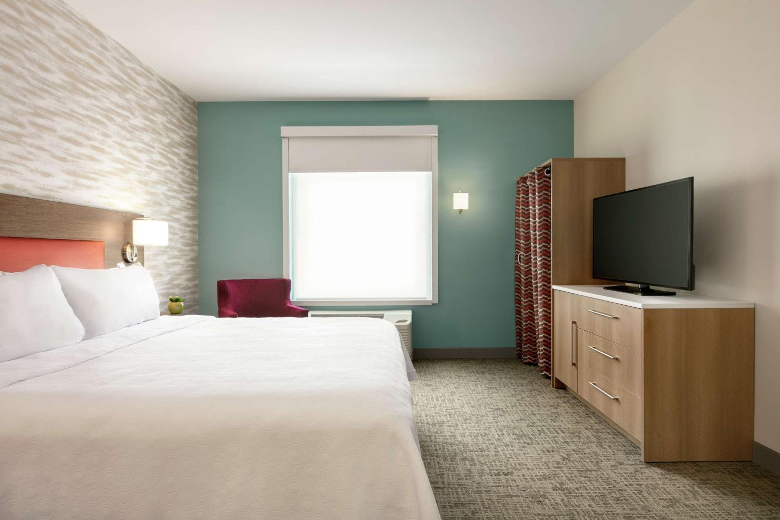 King Suite with Roll-In Shower - Non Smoking - Photo 2