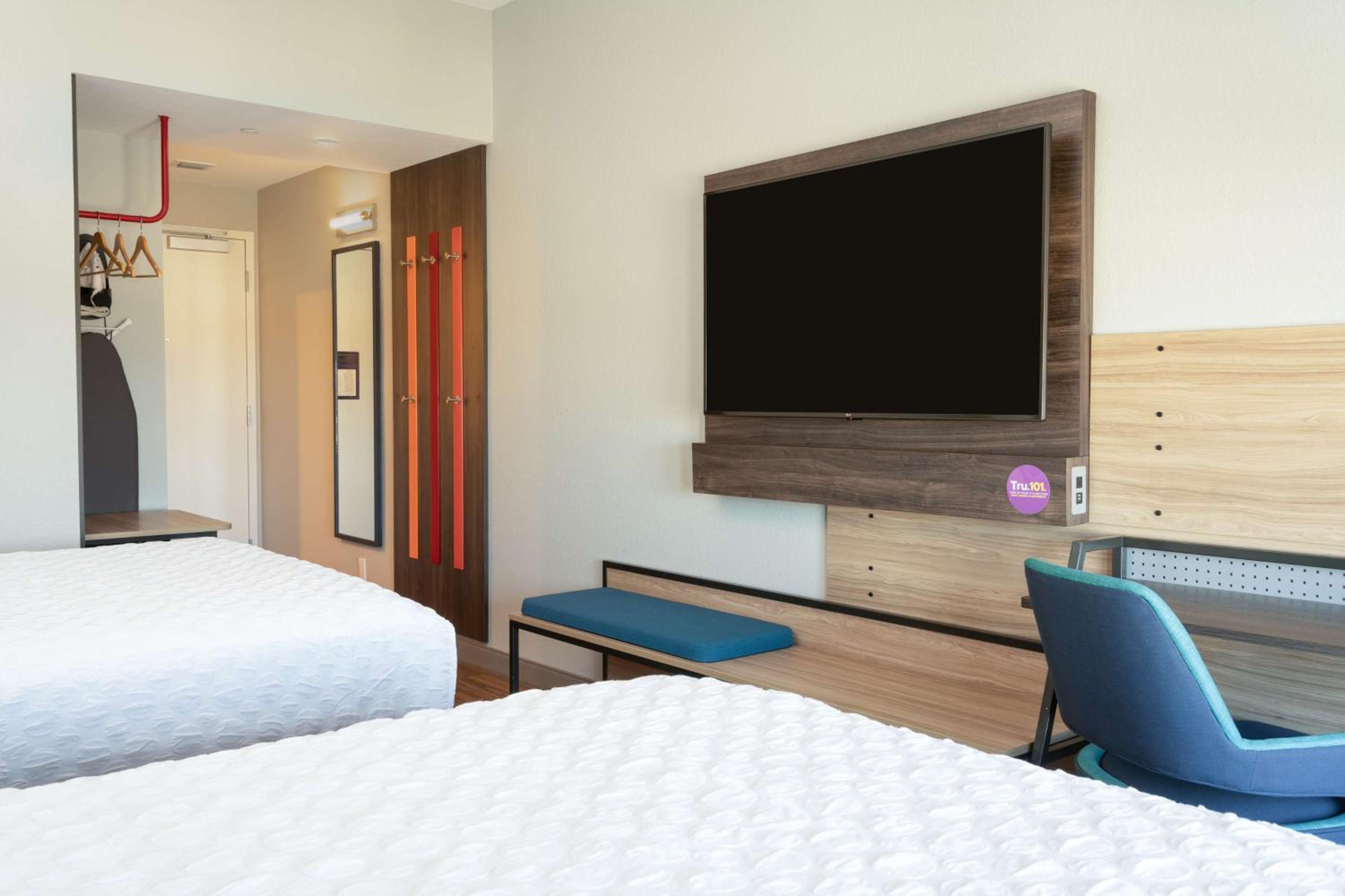 Queen Room with Two Queen Beds - Photo 4