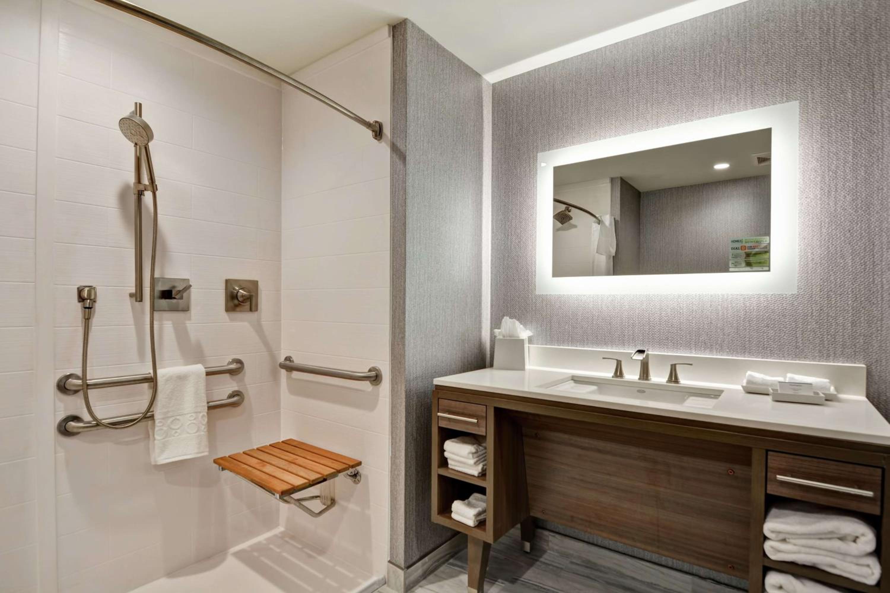 Queen Studio with Roll-In Shower - Mobility Access/Non-Smoking - Photo 3