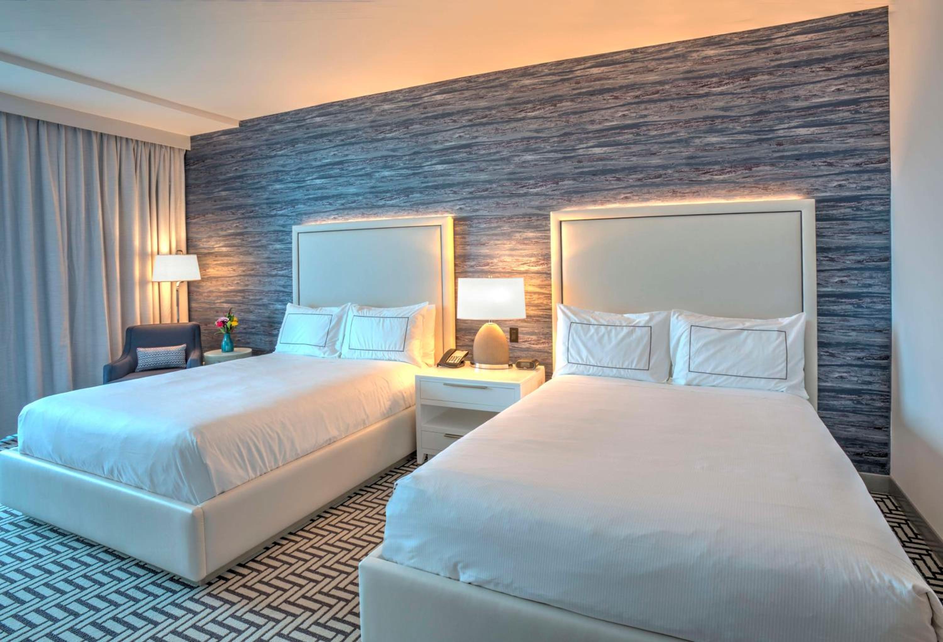Queen Room with Two Queen Beds and Balcony - Marina View - Photo 1