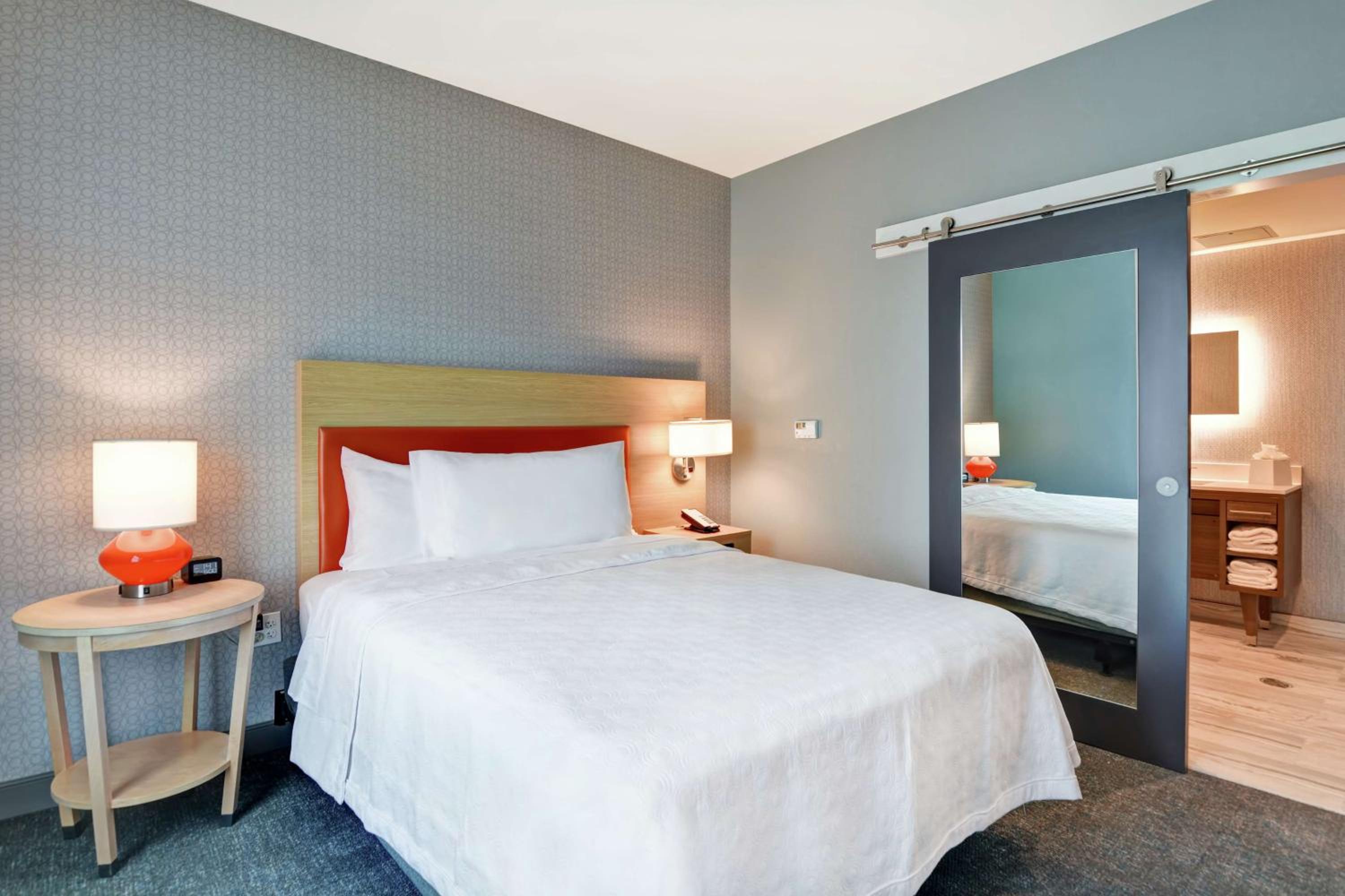 One-Bedroom Queen Suite - Non-Smoking - Photo 1