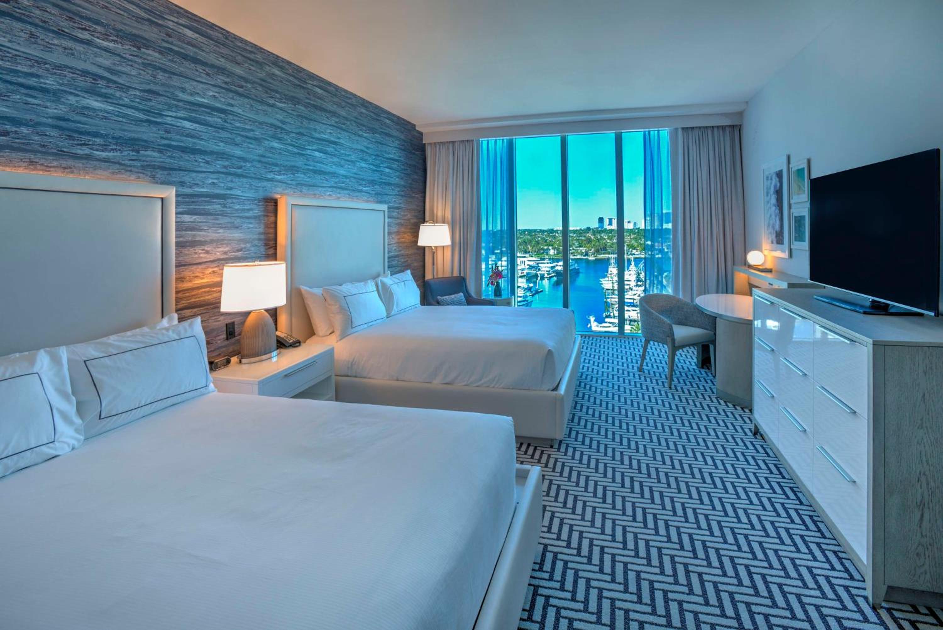 Queen Room with Two Queen Beds - Marina View - Photo 3