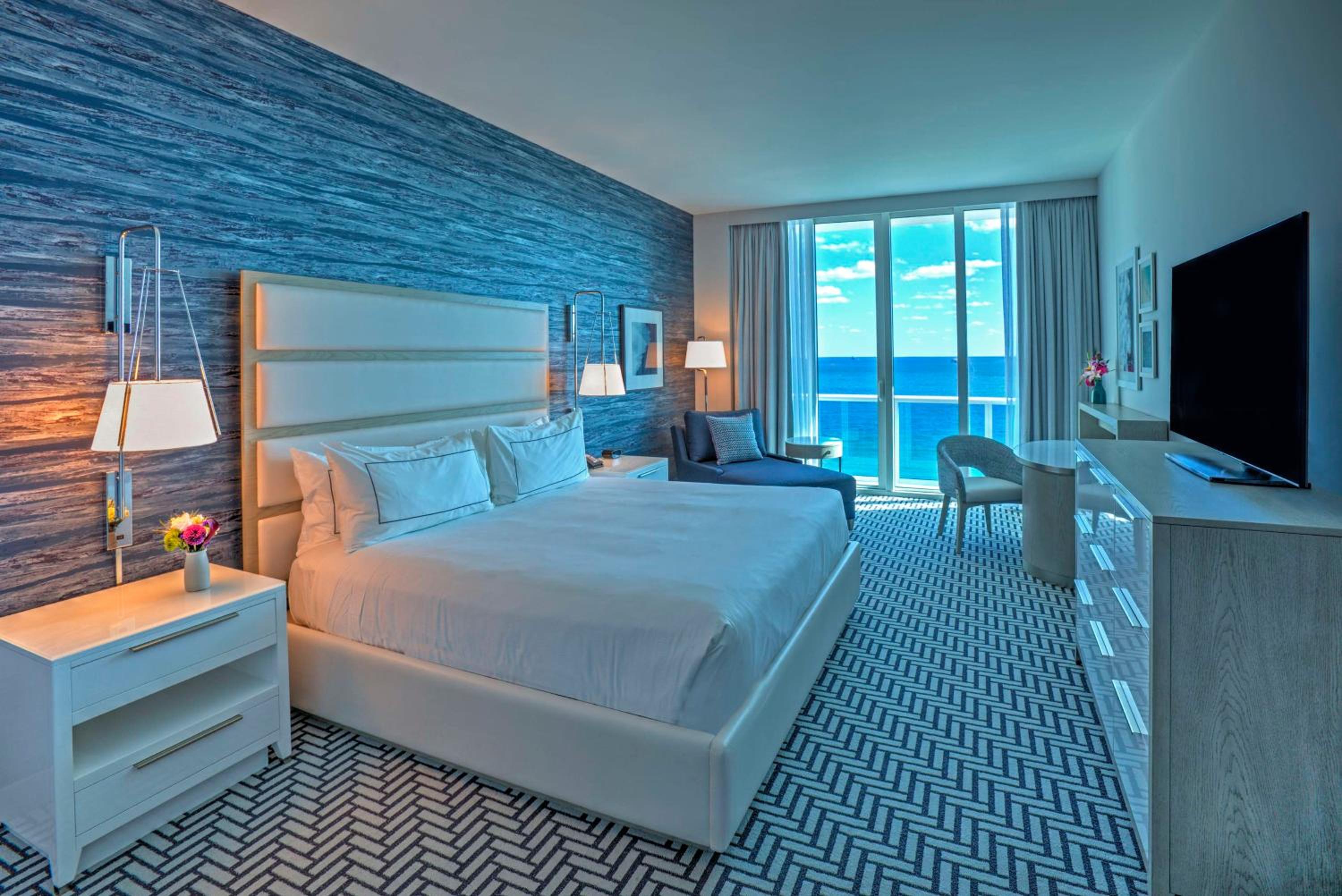 Premium King Room with Balcony and Oceanfront - Photo 2