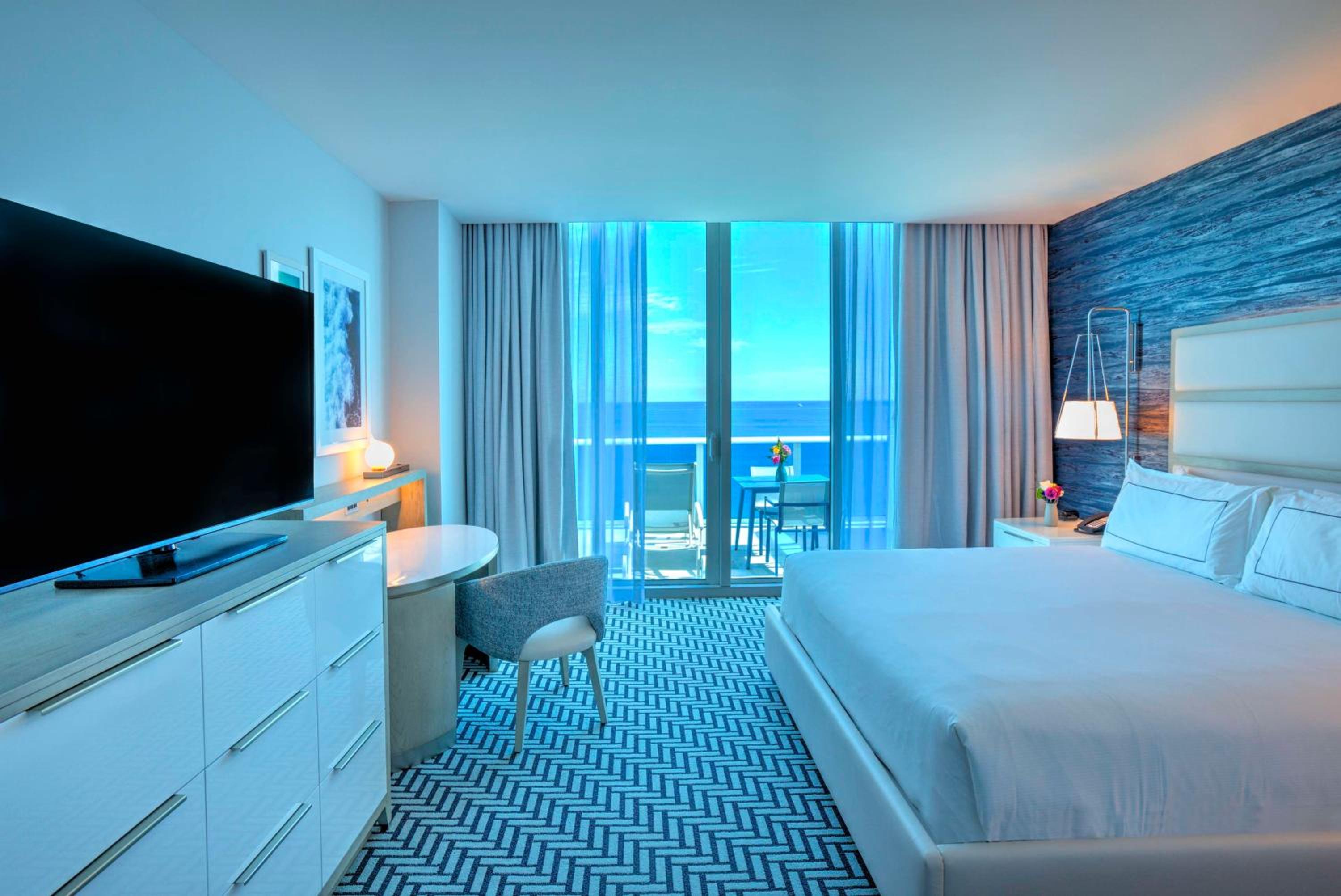 Premium King Room with Balcony and Oceanfront - Photo 1