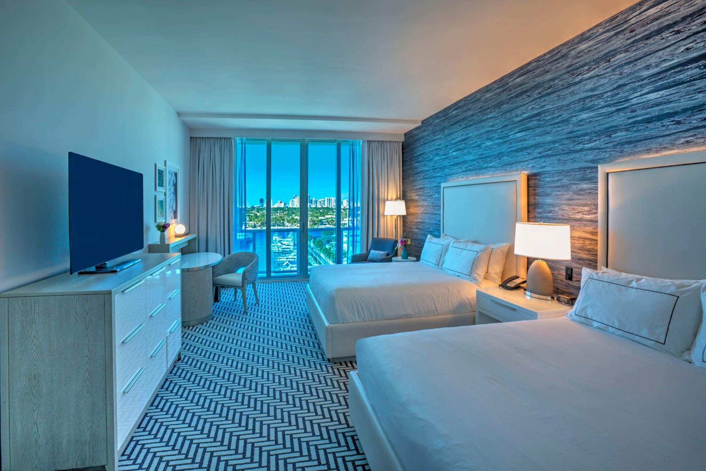 Queen Room with Two Queen Beds and Balcony - Marina View - Photo 2