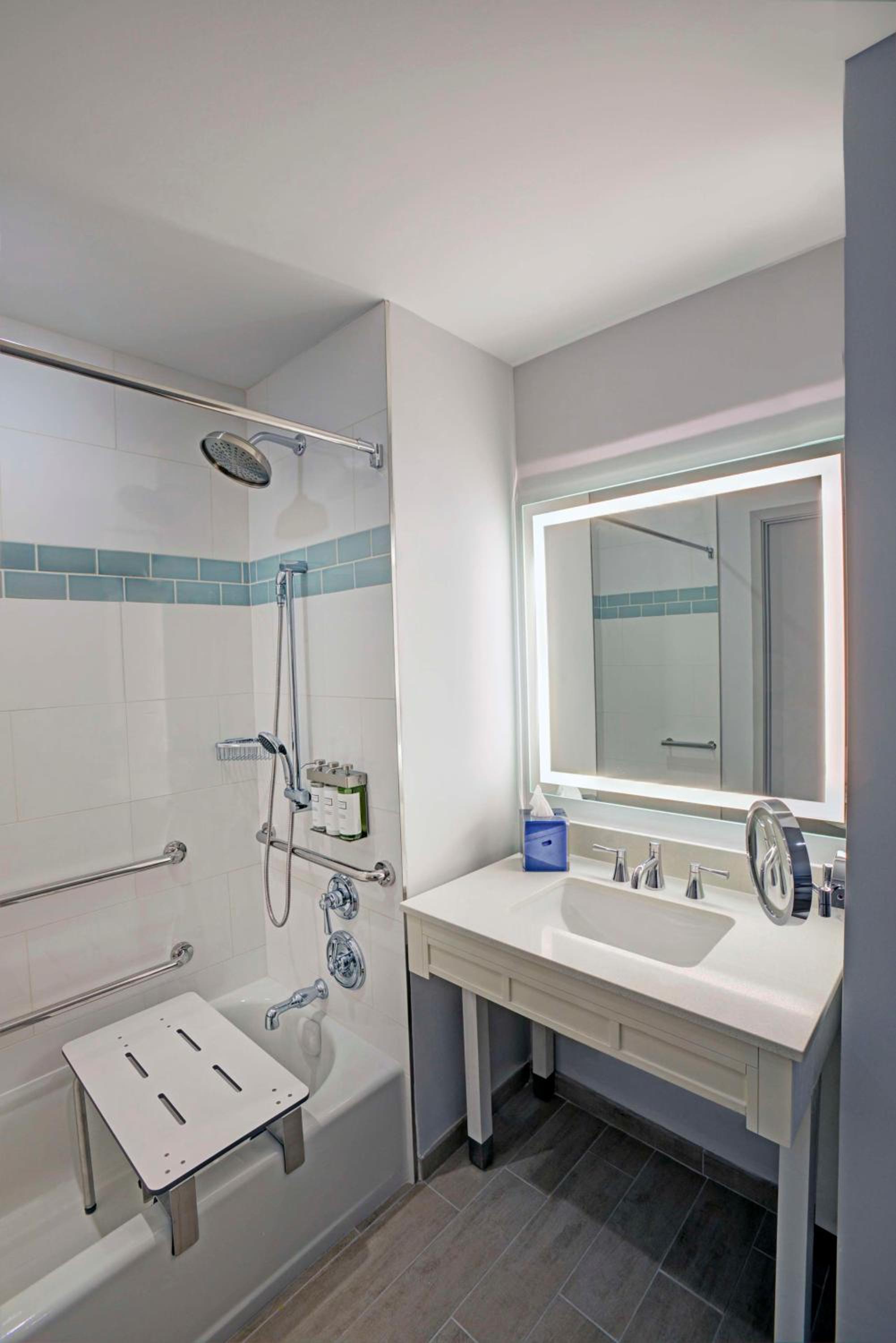 King Room with Bath Tub and Oceanfront - Mobility Accessible - Photo 6