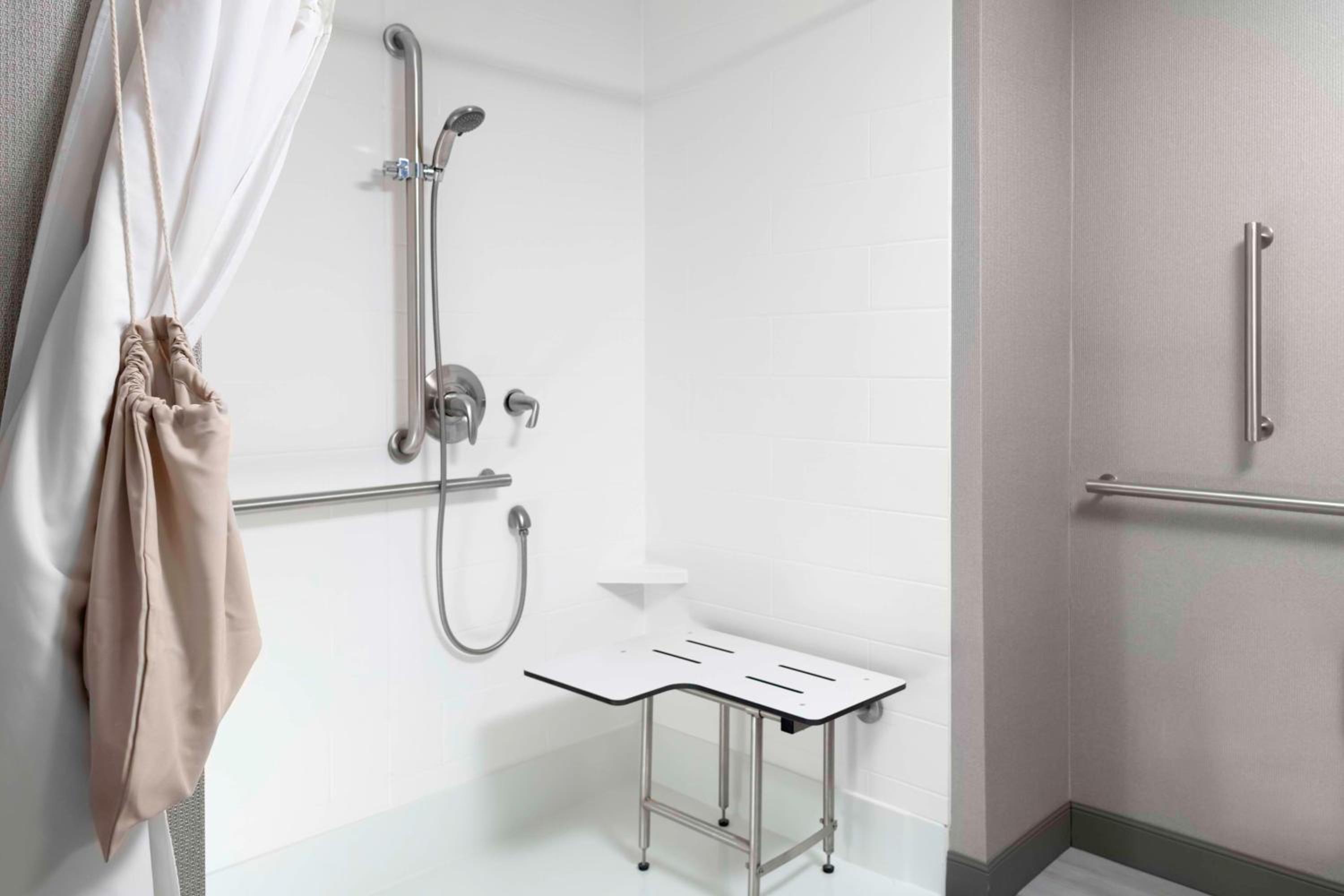 King Room with Roll-In Shower - Disability Access - Photo 2