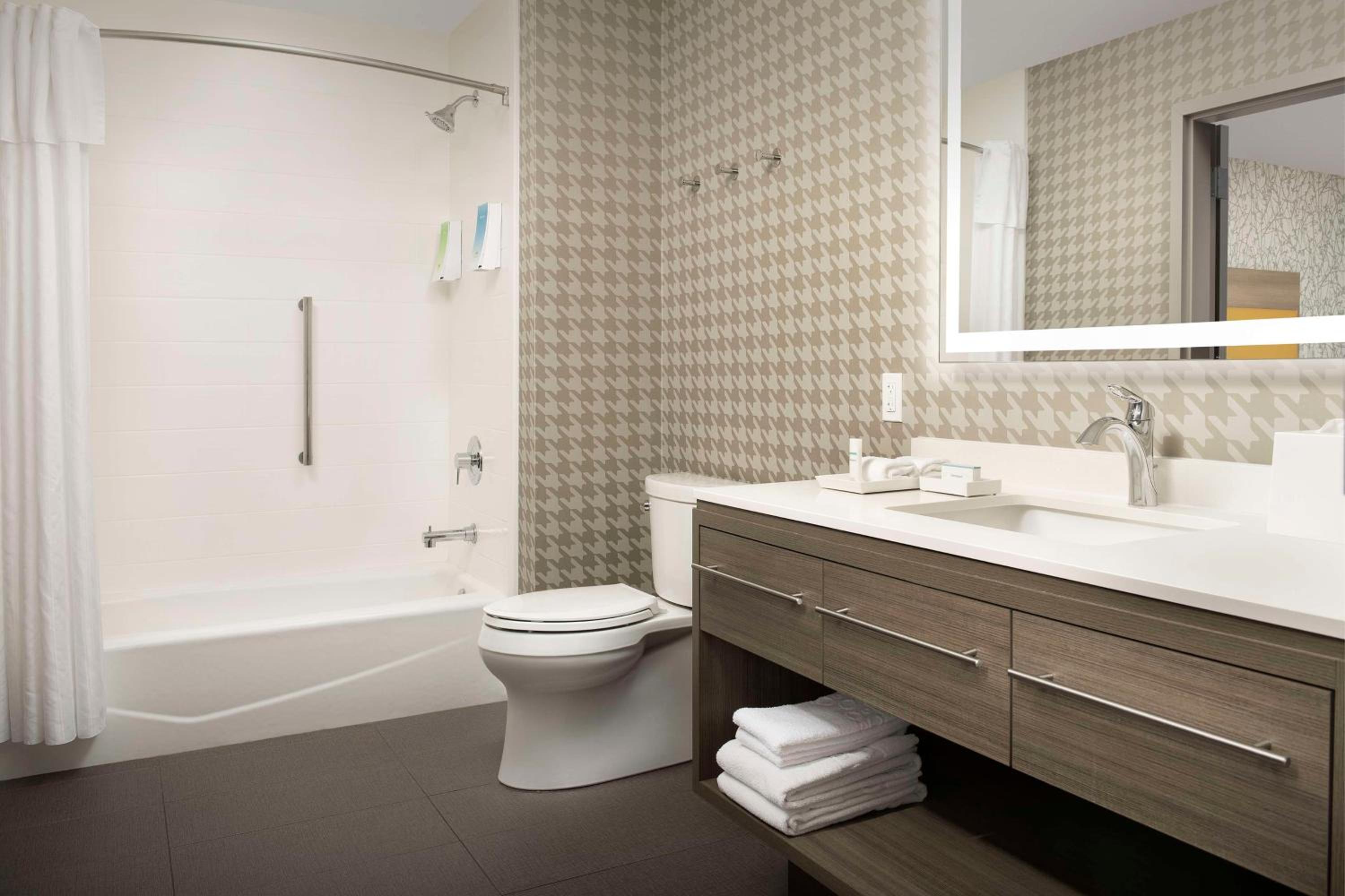 King Suite - Hearing Access/Non-Smoking - Photo 7