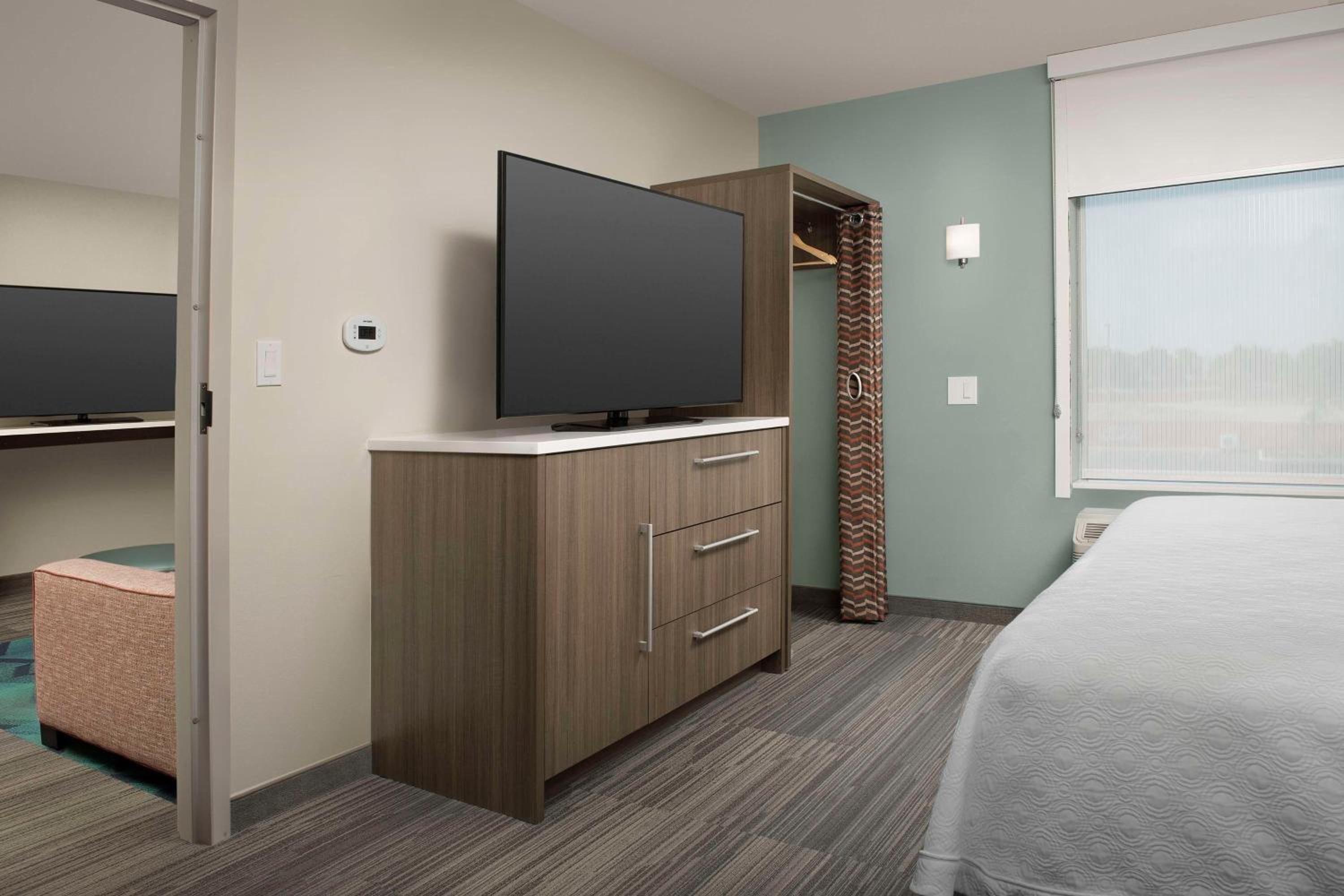 King Suite - Hearing Access/Non-Smoking - Photo 5