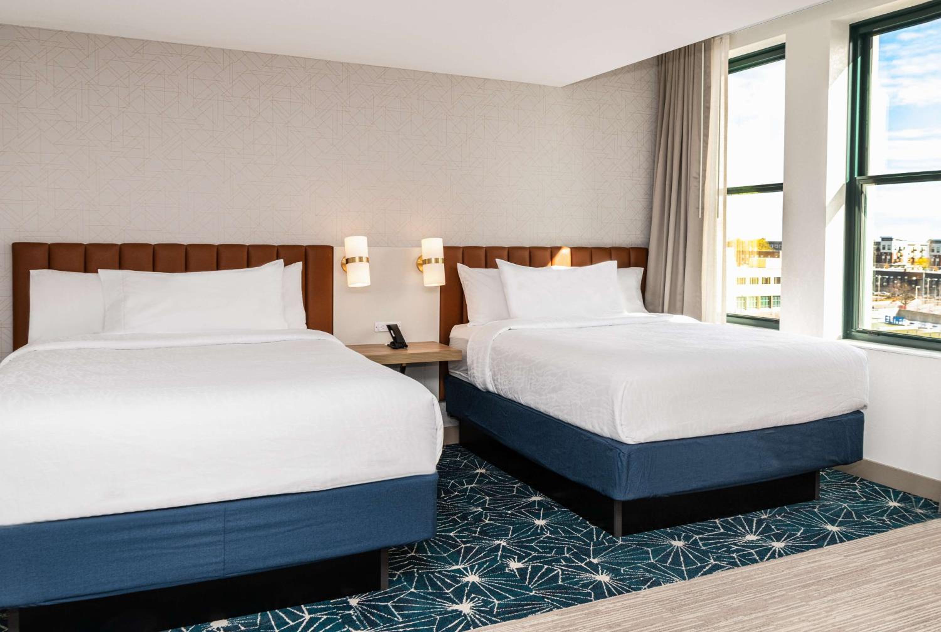 Queen Room with Two Queen Beds - Photo 2
