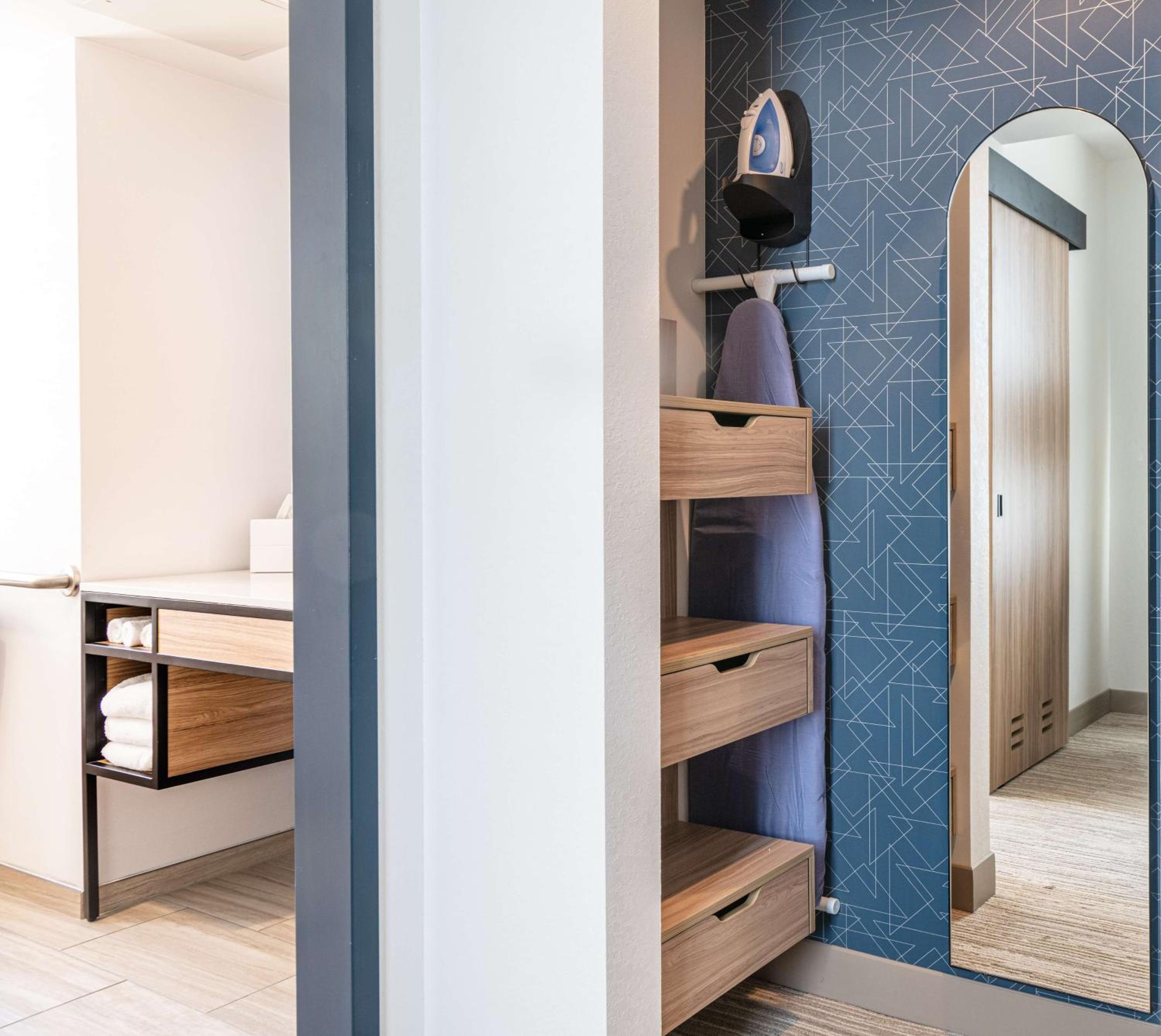 King Room with Roll-In Shower - Mobility Access - Photo 2
