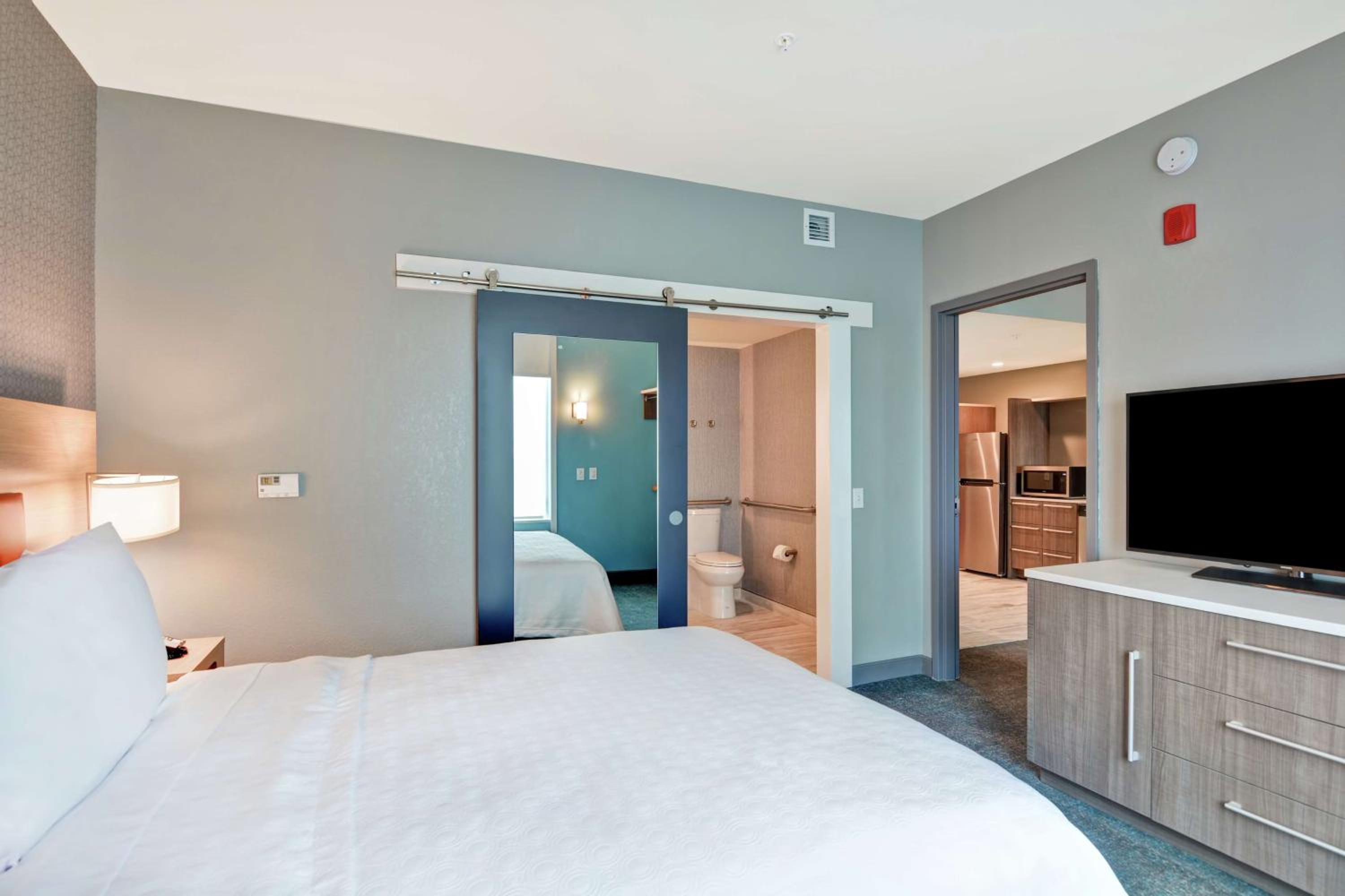 One-Bedroom Queen Suite - Non-Smoking - Photo 6