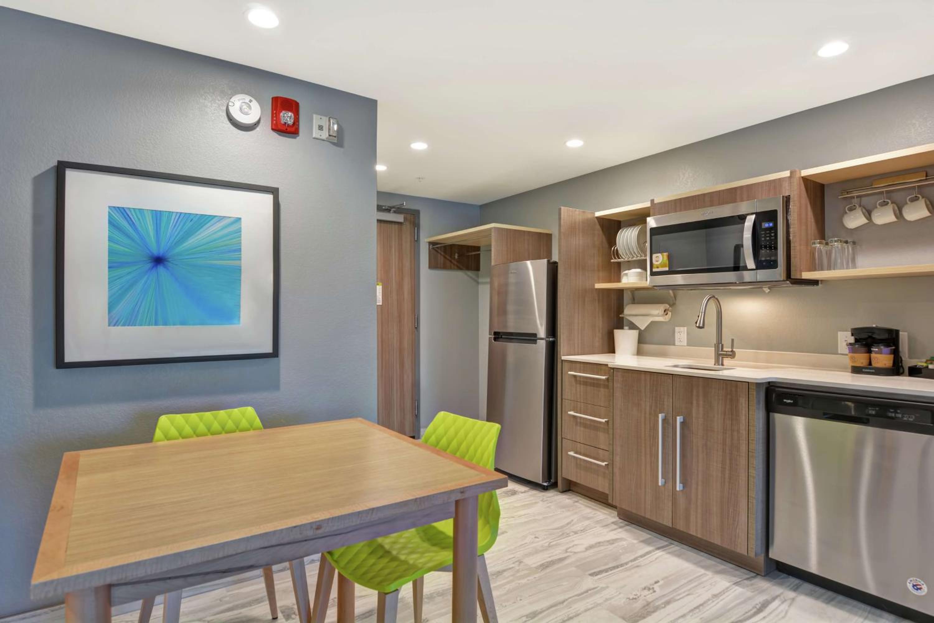 One-Bedroom Queen Suite - Non-Smoking - Photo 8
