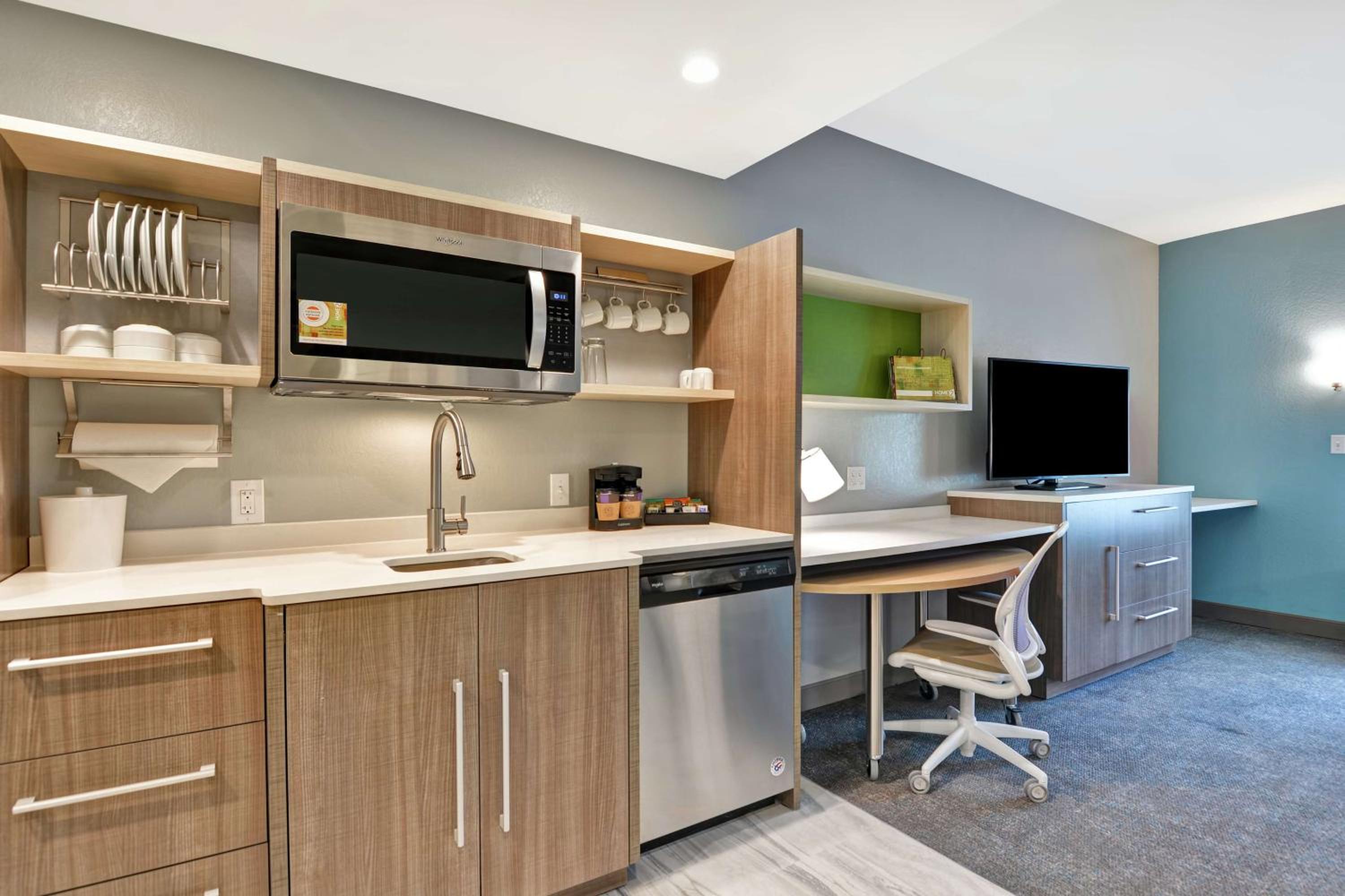 One-Bedroom Queen Suite - Non-Smoking - Photo 7