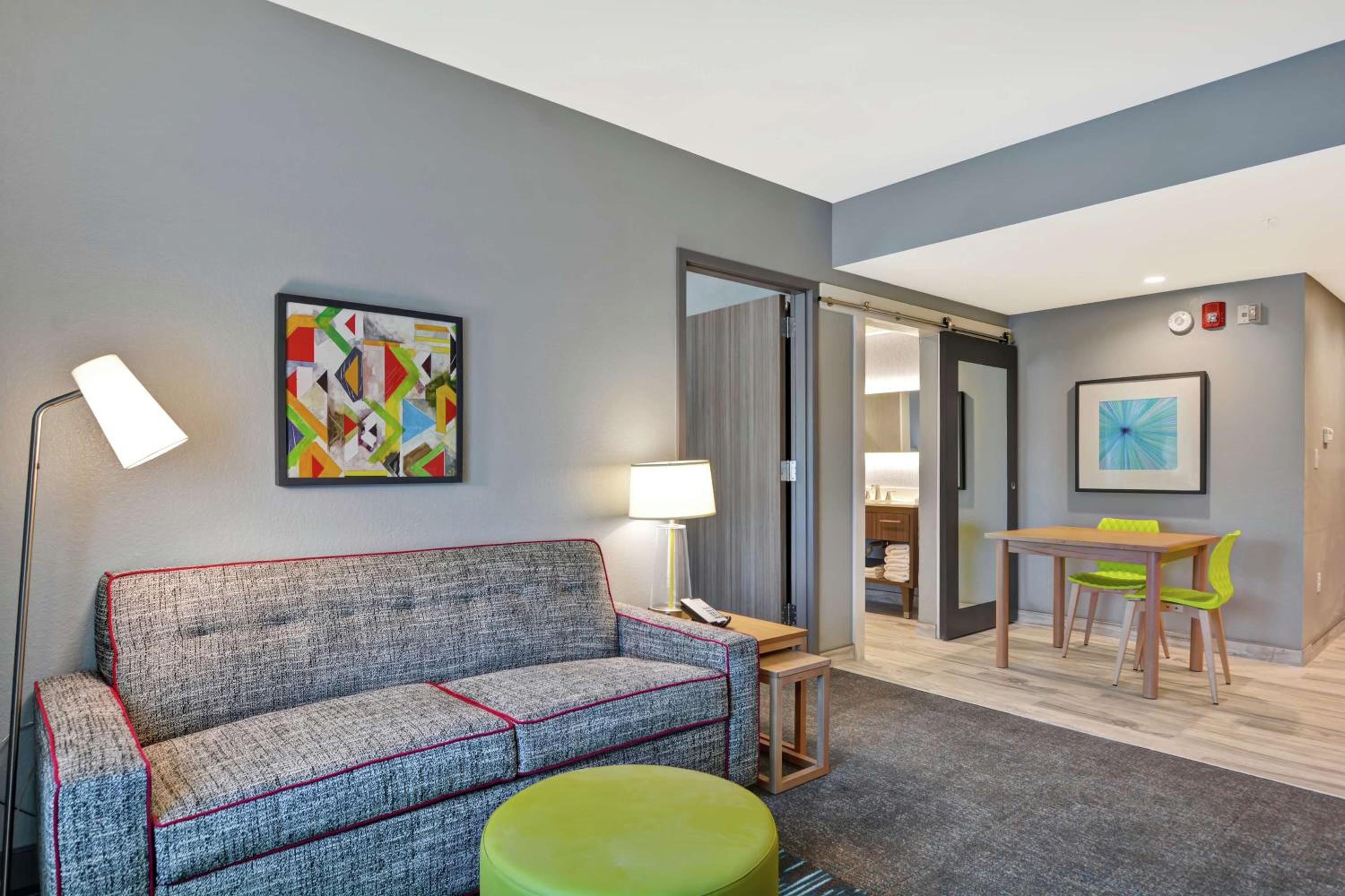 One-Bedroom Queen Suite - Non-Smoking - Photo 4