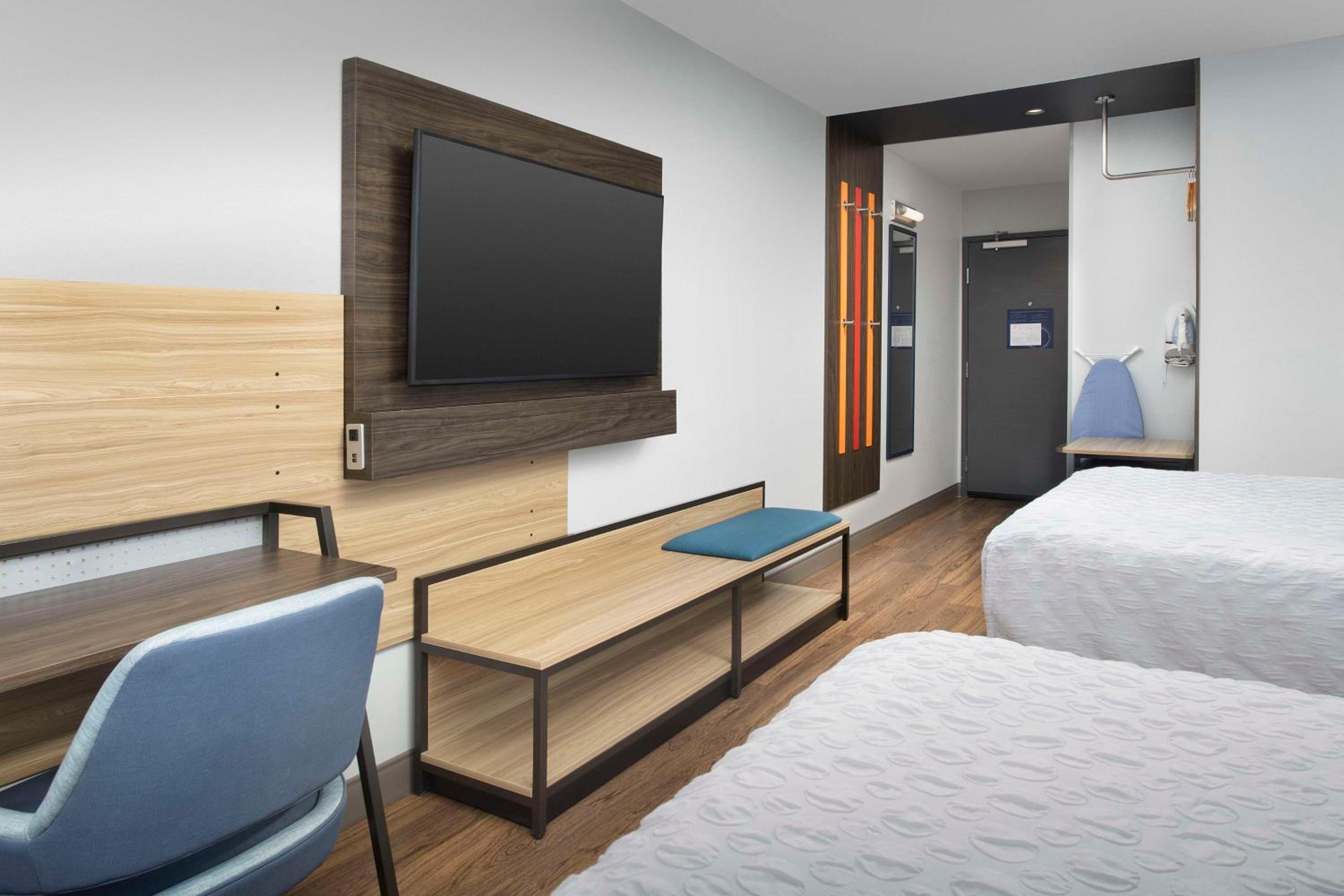 Queen Room with Two Queen Beds - Photo 2