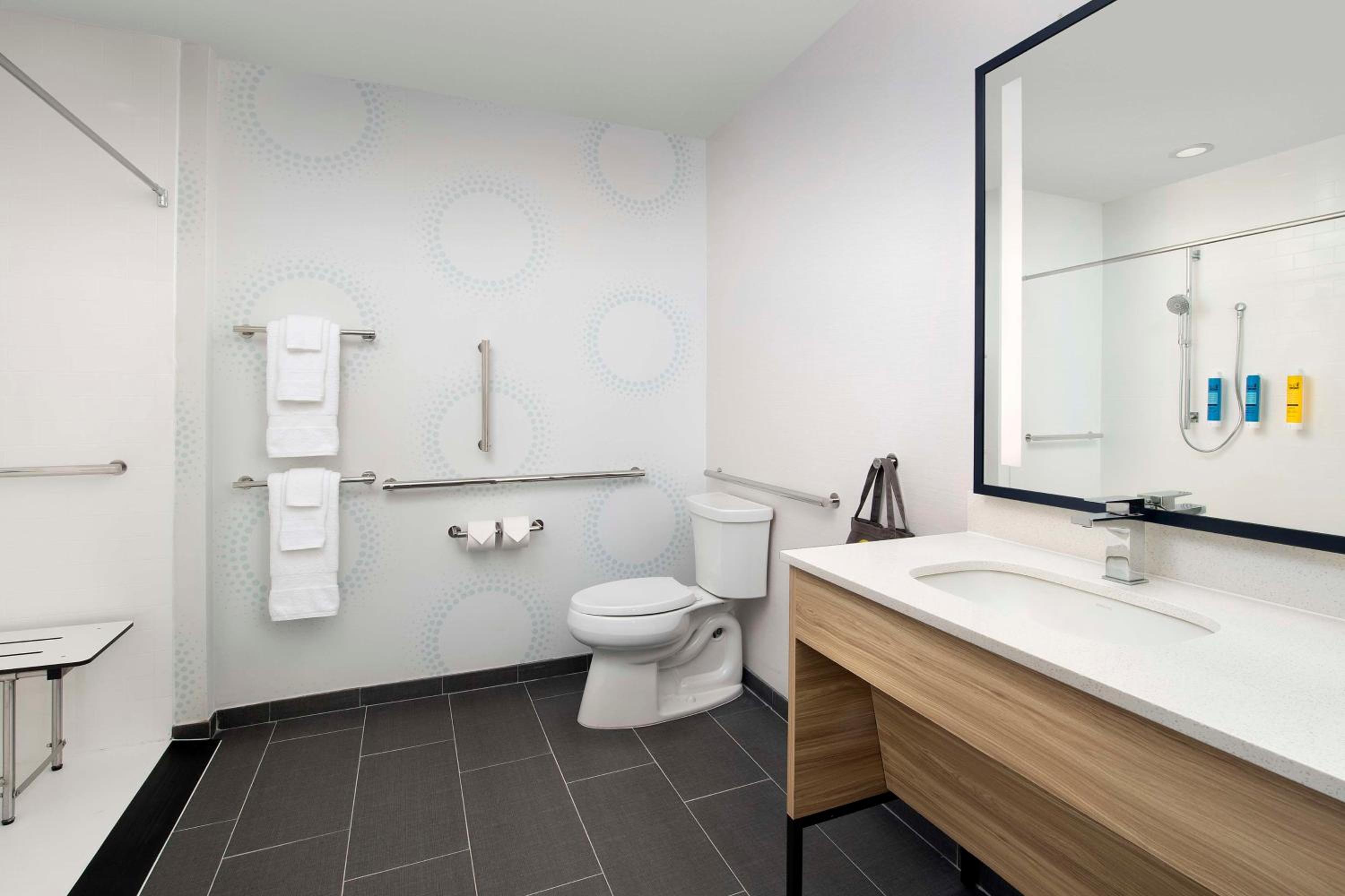 Queen Room with Two Queen Beds and Roll-In Shower - Mobility Access - Photo 2