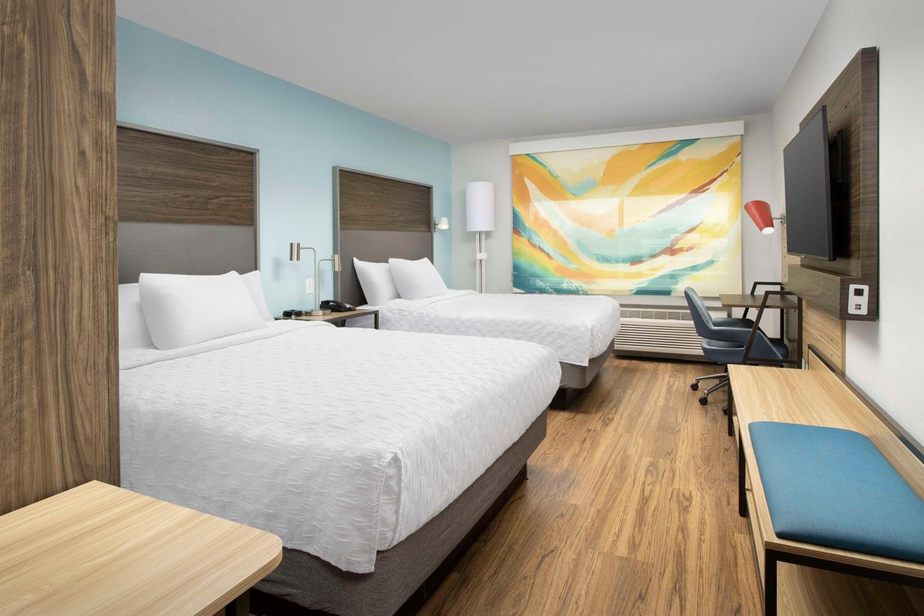 Queen Room with Two Queen Beds - Photo 4