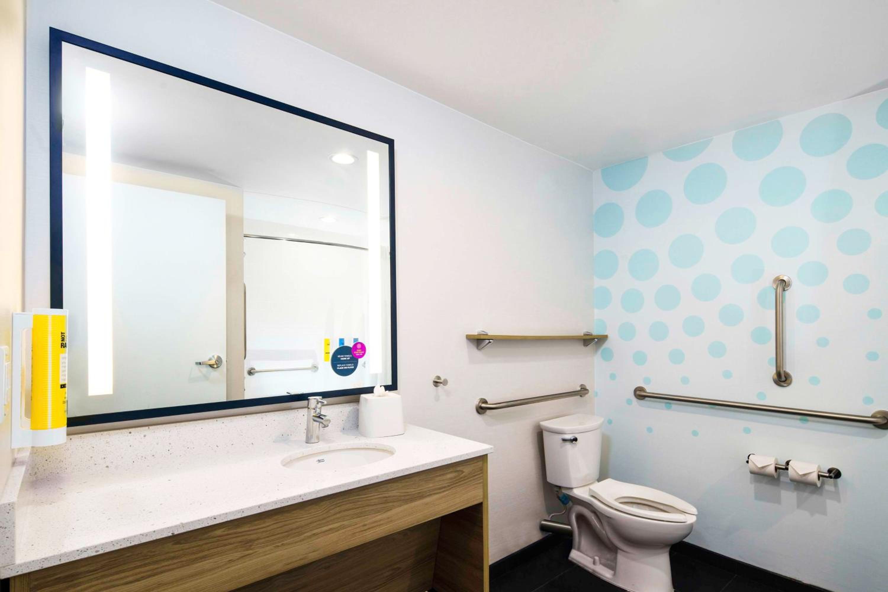 King Room with Bath Tub - Mobility Access - Photo 3