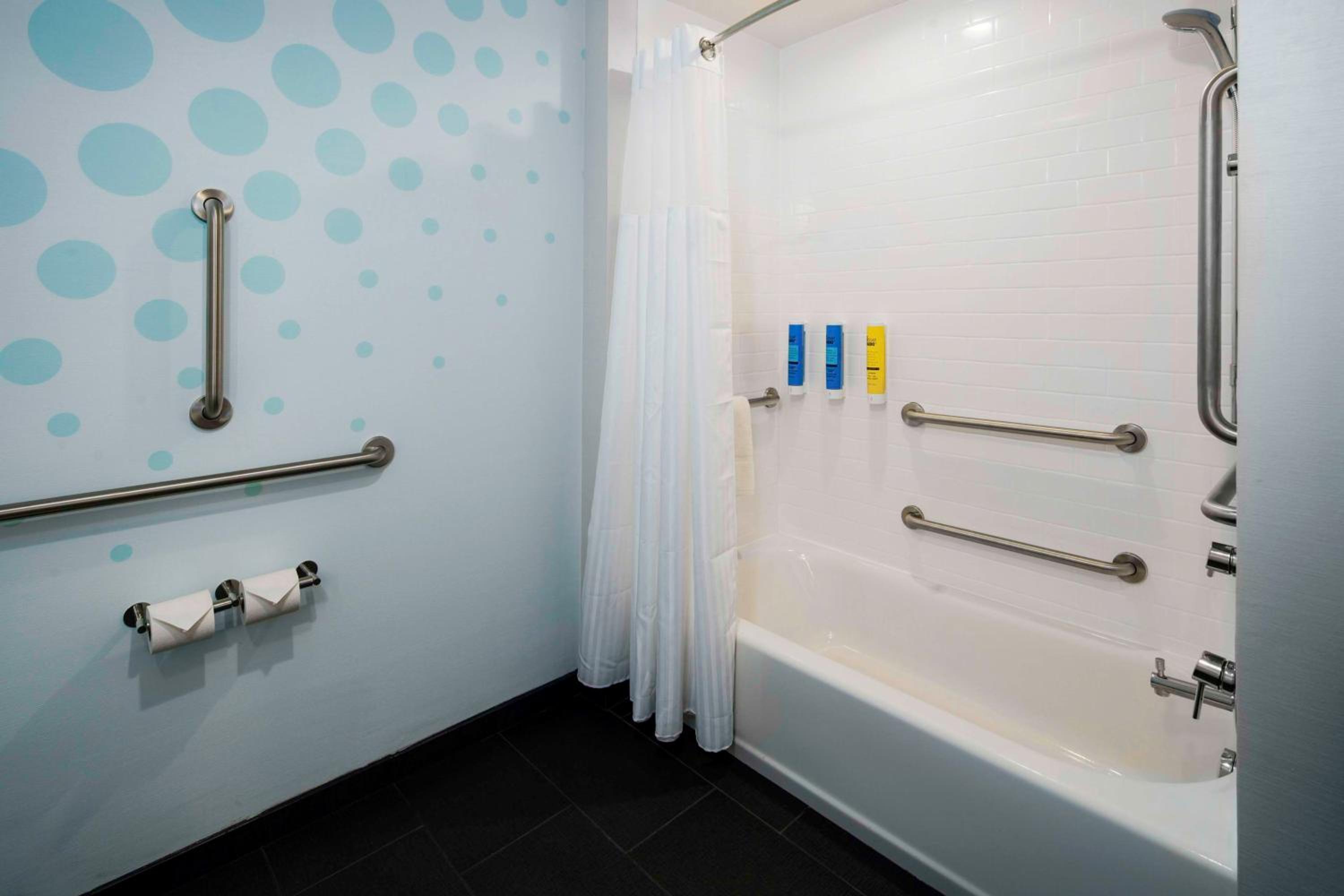 King Room with Bath Tub - Mobility Access - Photo 2