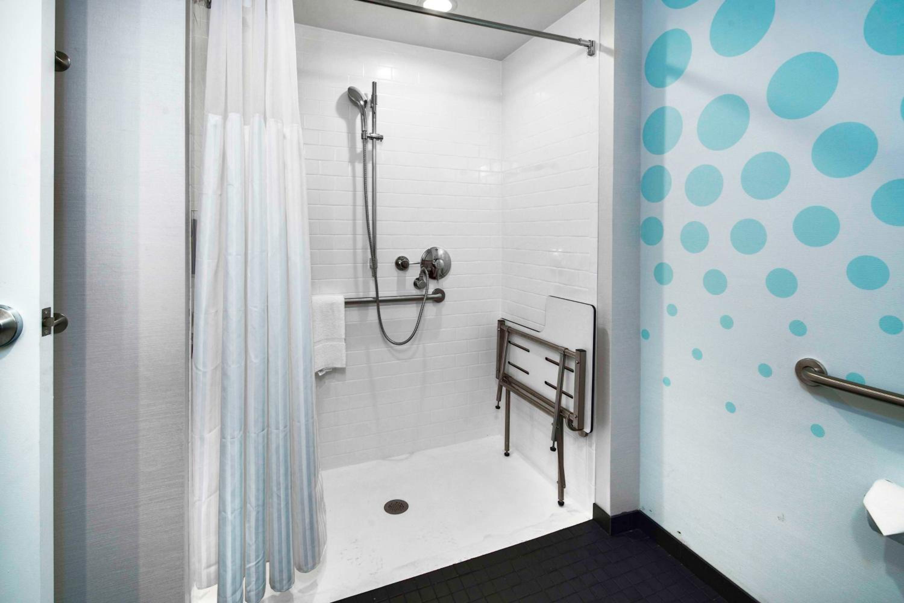 Queen Room with Two Queen Beds and Roll-In Shower - Mobility Access - Photo 2