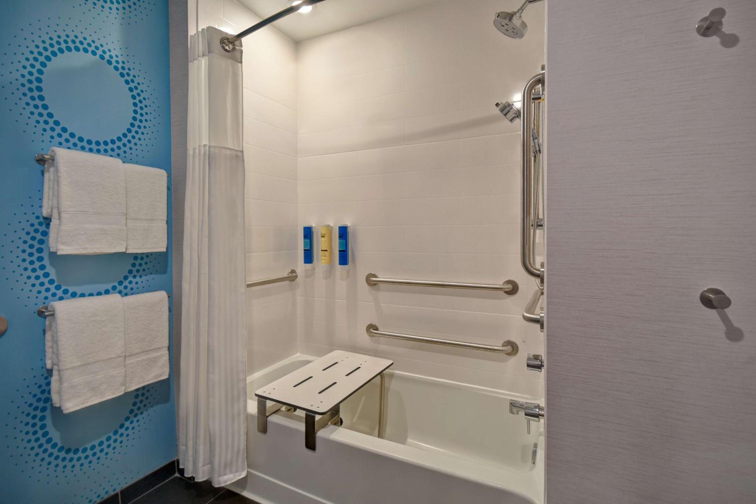 Queen Room with Two Queen Beds - Mobility Access - Photo 3